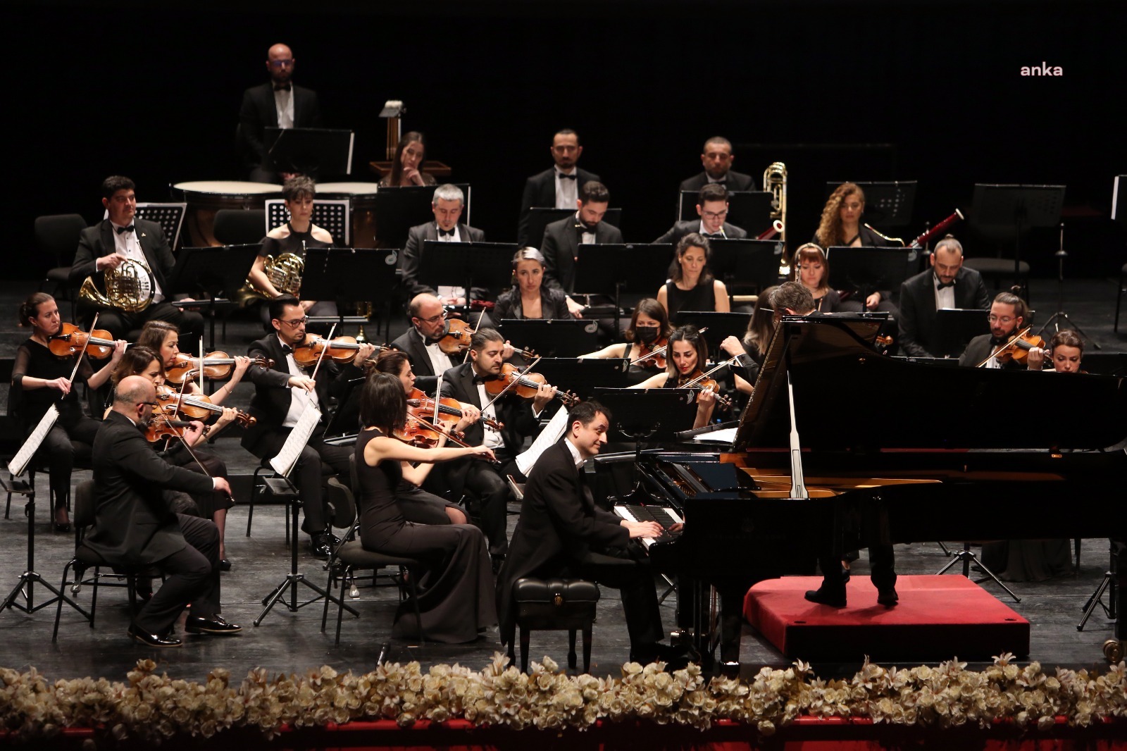 EBB SENFONİ ORKESTRASI DEPREMZEDELERE YARDIM AMAÇLI BİR KONSER DAHA VERDİ