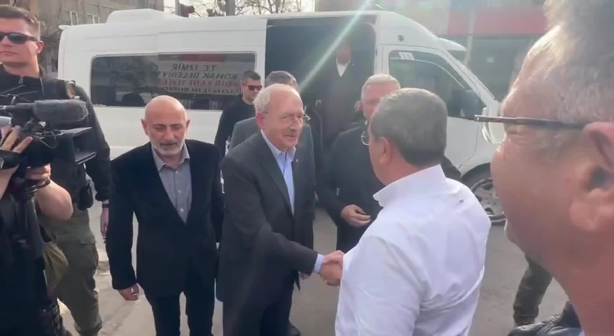 KEMAL KILIÇDAROĞLU, KONAK BELEDİYESİ’NİN KAHRAMANMARAŞ'TA KURDUĞU ÇADIRKENTİ ZİYARET ETTİ: "DEMOKRATİK, ÇAĞDAŞ VE GÜZEL BİR TÜRKİYE'Yİ HEP BİRLİKTE KURACAĞIZ"