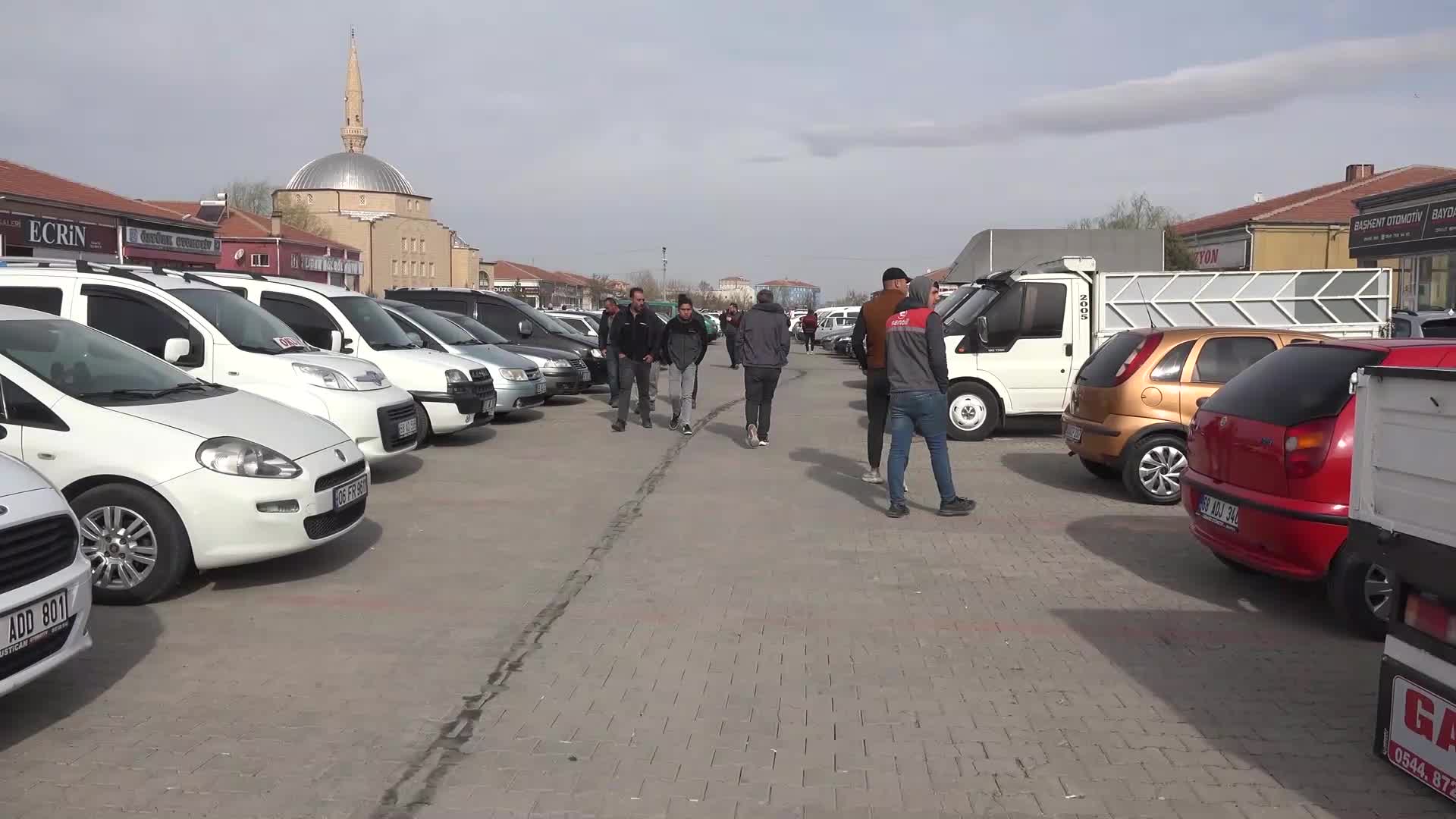 AKSARAYLI GALERİCİ: PİYASADA ARAÇLAR AFAKİ FİYATLARA ÇIKTI