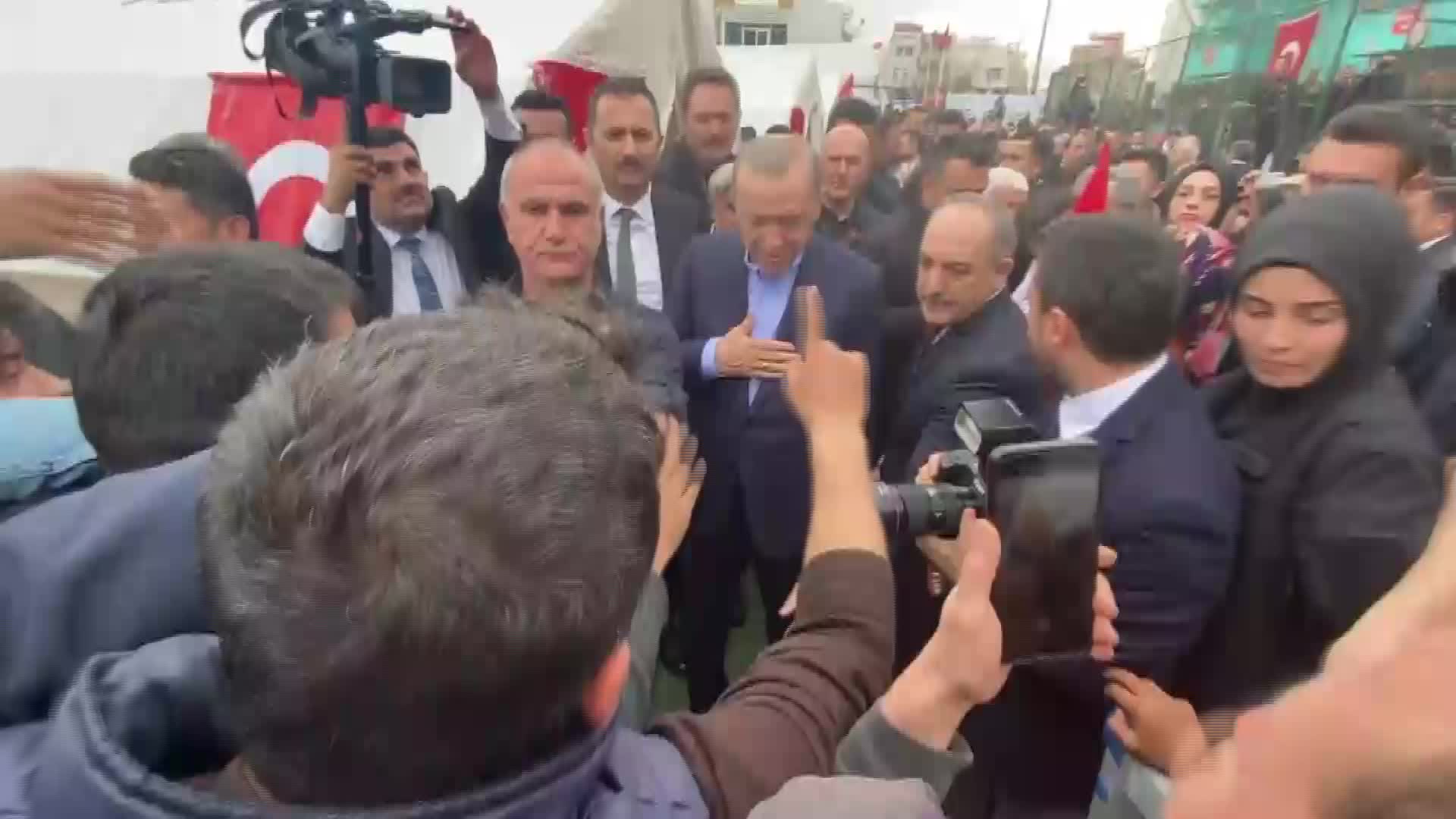 HATAY KIRIKHAN'DA DEPREMZEDE GENÇTEN CUMHURBAŞKANI ERDOĞAN'A: "ÜNİVERSİTELERİ AÇIN, YÜZ YÜZE EĞİTİM İSTİYORUZ"