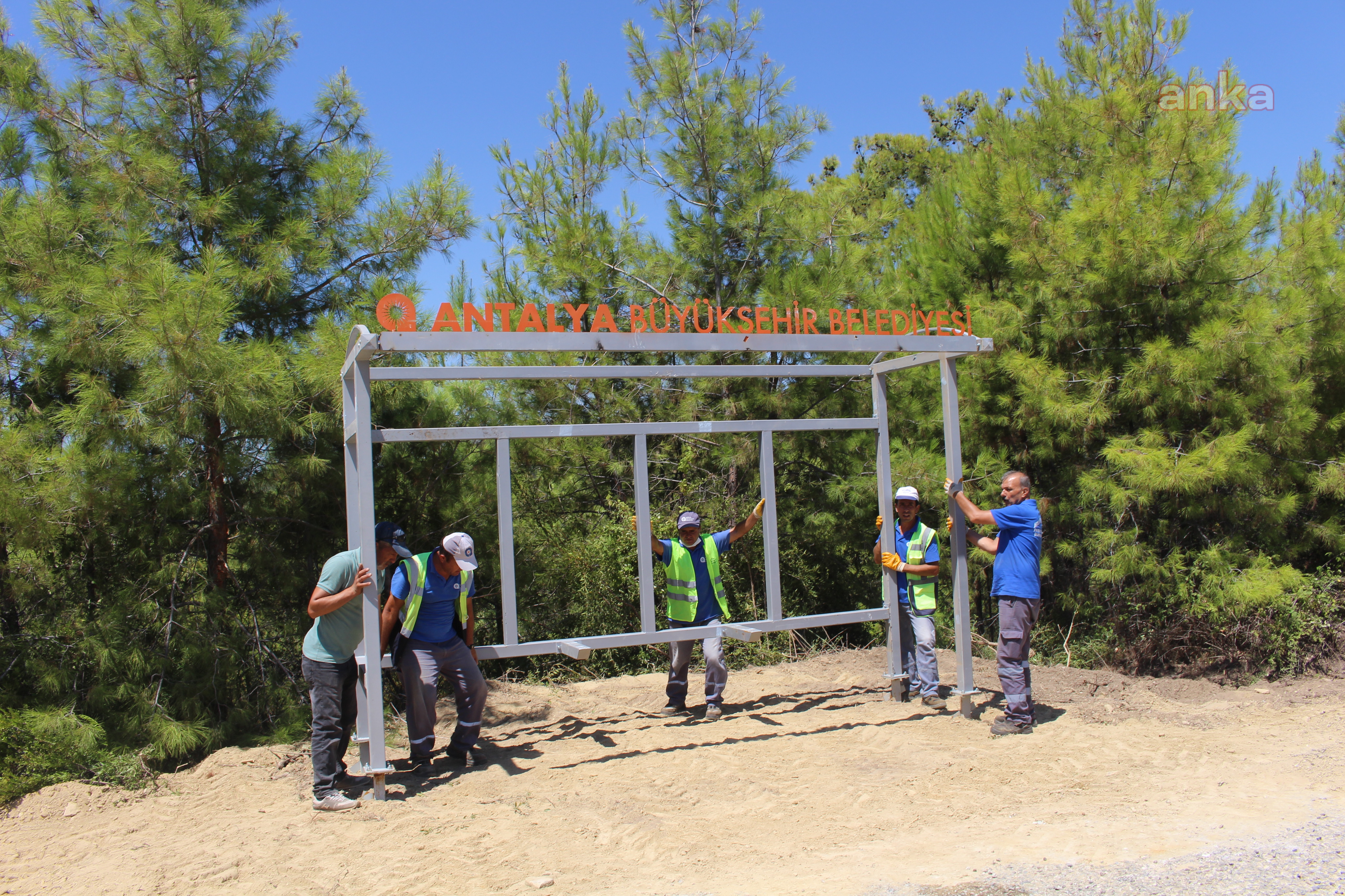 ANTALYA BÜYÜKŞEHİR, DURAK MONTAJLARINI SÜRDÜRÜYOR