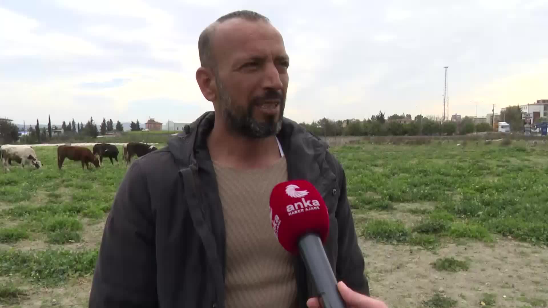 HATAYLI DEPREMZEDE ÇİFTÇİ, GÜNLÜK 300 LİRA KARŞILIĞINDA HASARLI EVLERDEN EŞYA TAŞIYOR: “ÇOCUKLARA EKMEK ALMAK ZORUNDAYIM”