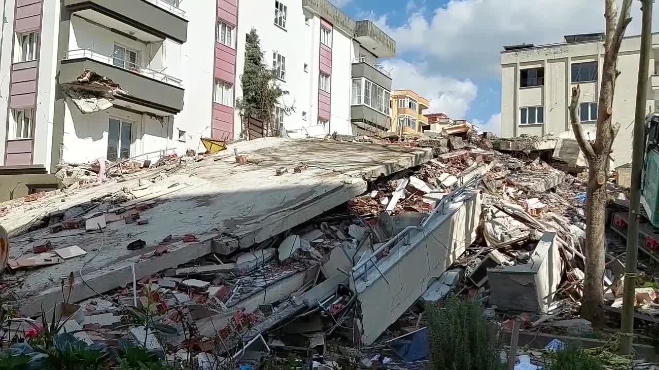 65  YAŞLI HAKLARI DERNEĞİ'NDEN "YAŞLILARA SAYGI HAFTASI" ÇAĞRISI: "DEPREM VURDĞUNDA YAŞLI GÖZETMİYOR, YARALARI SARARKEN BİZ GÖZETMEK ZORUNDAYIZ”