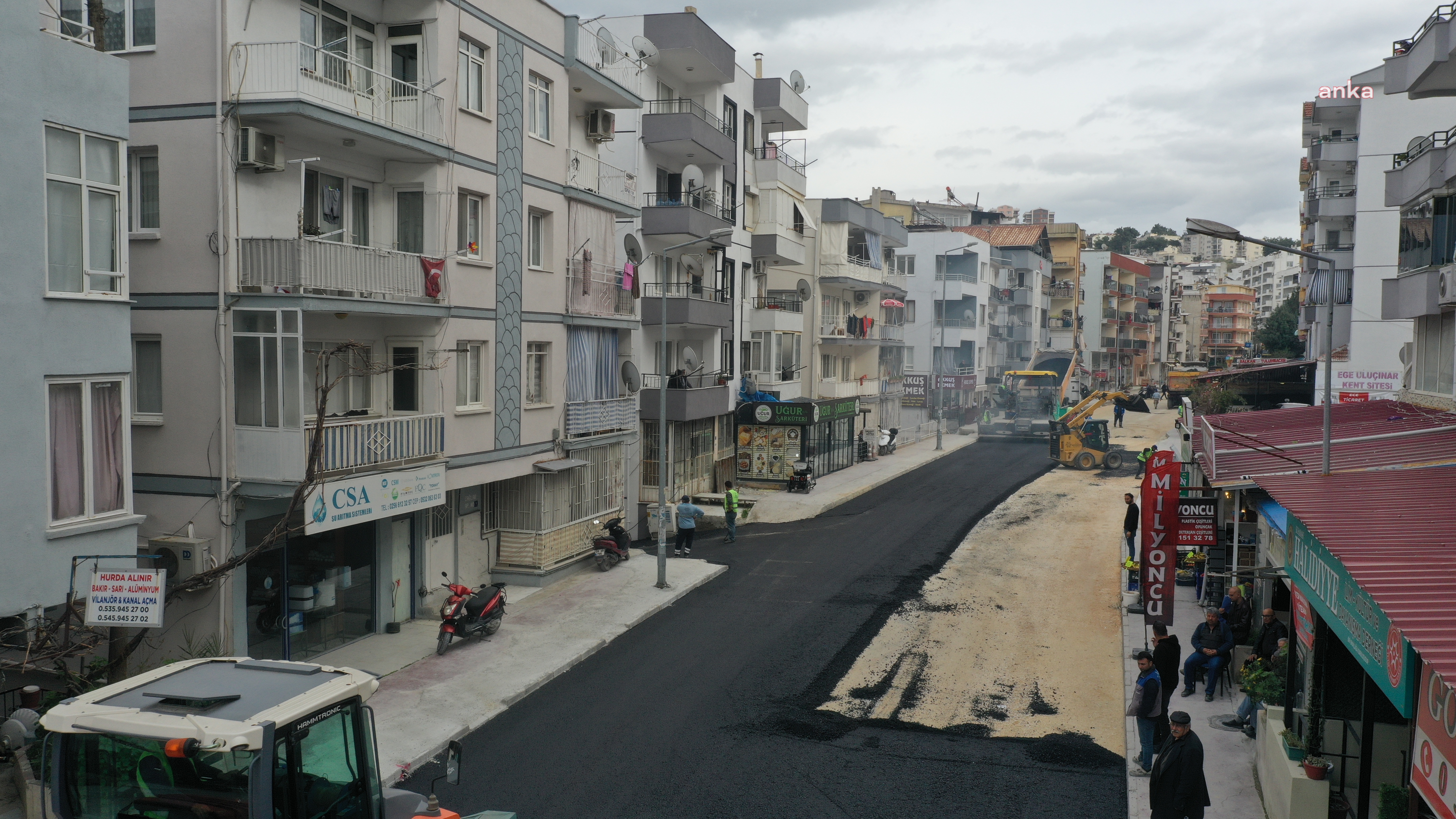 AYDIN BÜYÜKŞEHİR BELEDİYESİ'NDEN KUŞADASI İKİ ÇEŞMELİK CADDESİ'NDE SICAK ASFALT ÇALIŞMASI