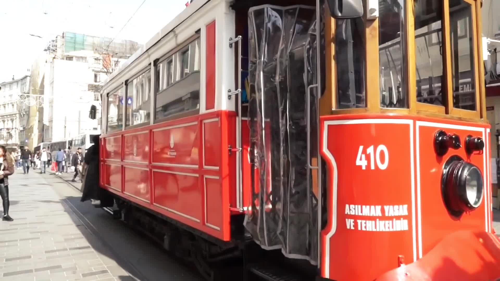 İSTİKLAL CADDESİ’NDEKİ TARİHİ TRAMVAYIN VATMANLARI ARTIK AB STANDARTLARINDA