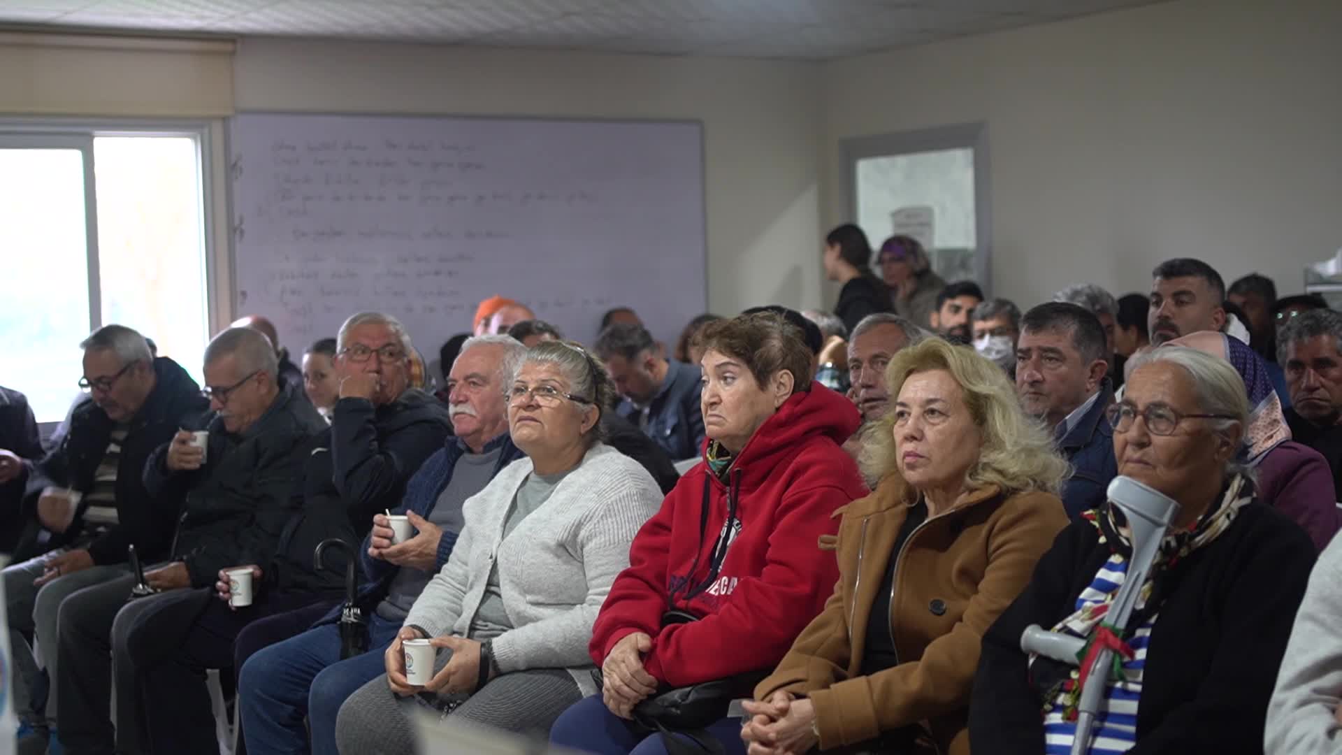 MEZİTLİ BELEDİYE BAŞKANI TARHAN, İLÇEDEKİ HASARLI BİNALARLA İLGİLİ TEKNİK BİLGİLENDİRME TOPLANTISI YAPTI