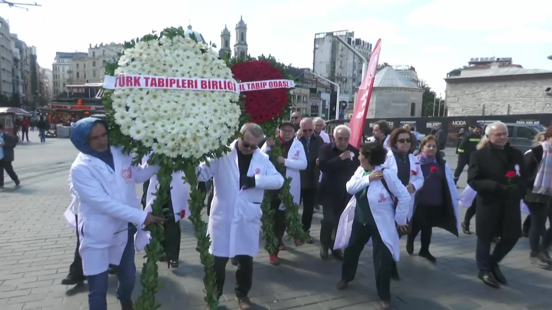 İTO ÜYESİ HEKİMLER, 14 MART TIP BAYRAMI’NDA TAKSİM ANITI’NA ÇELENK BIRAKTI, DEPREMLERDE HAYATLARINI KAYBEDENLER İÇİN SAYGI DURUŞUNDA BULUNDU