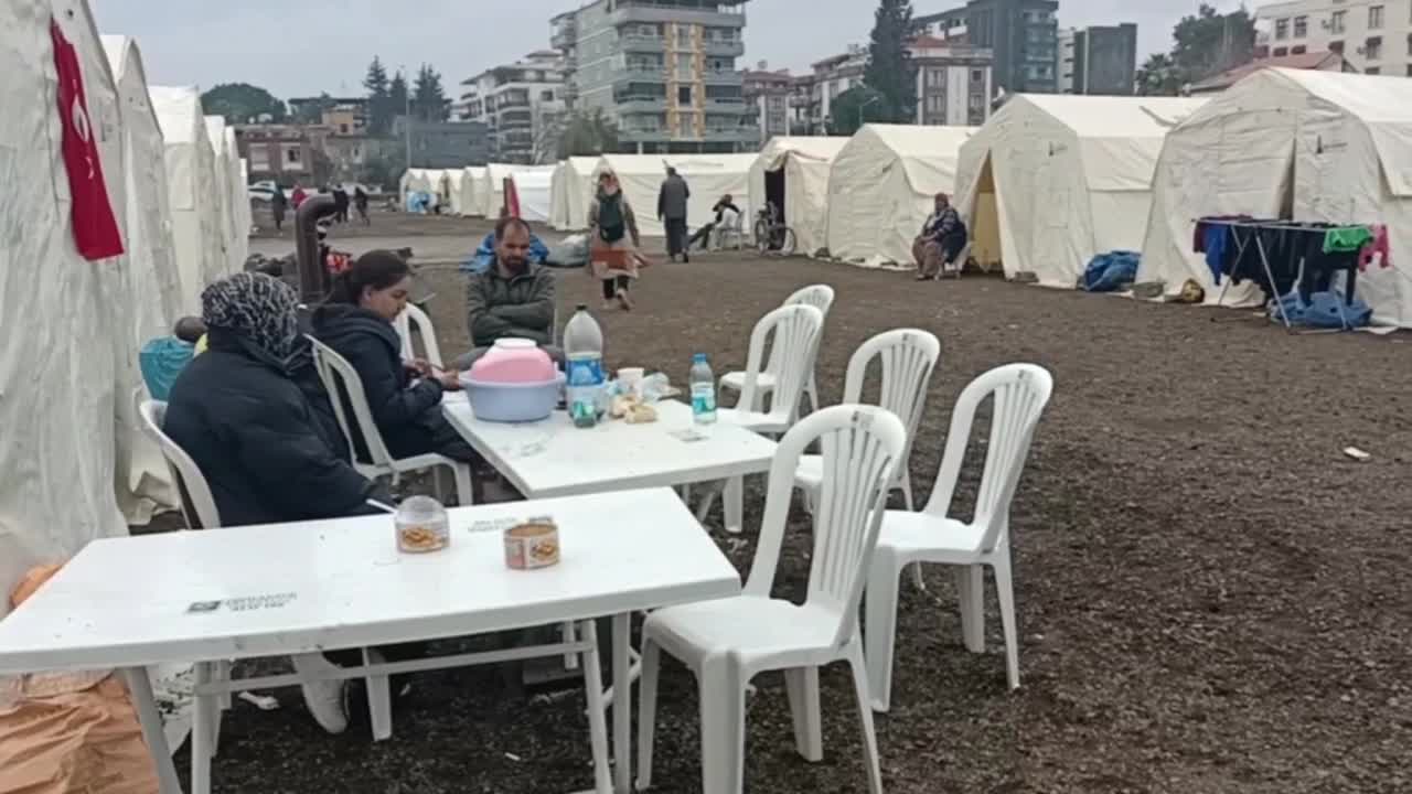 İZMİR BÜYÜKŞEHİR’İN OSMANİYE’DE KURDUĞU ÇADIRKENTİN YERİNİN SÜREKLİ DEĞİŞTİRİLMESİNE TEPKİ GÖSTEREN ÖZENER: CHP’Lİ BELEDİYELERE YARDIM YAPTIRMIYORLAR