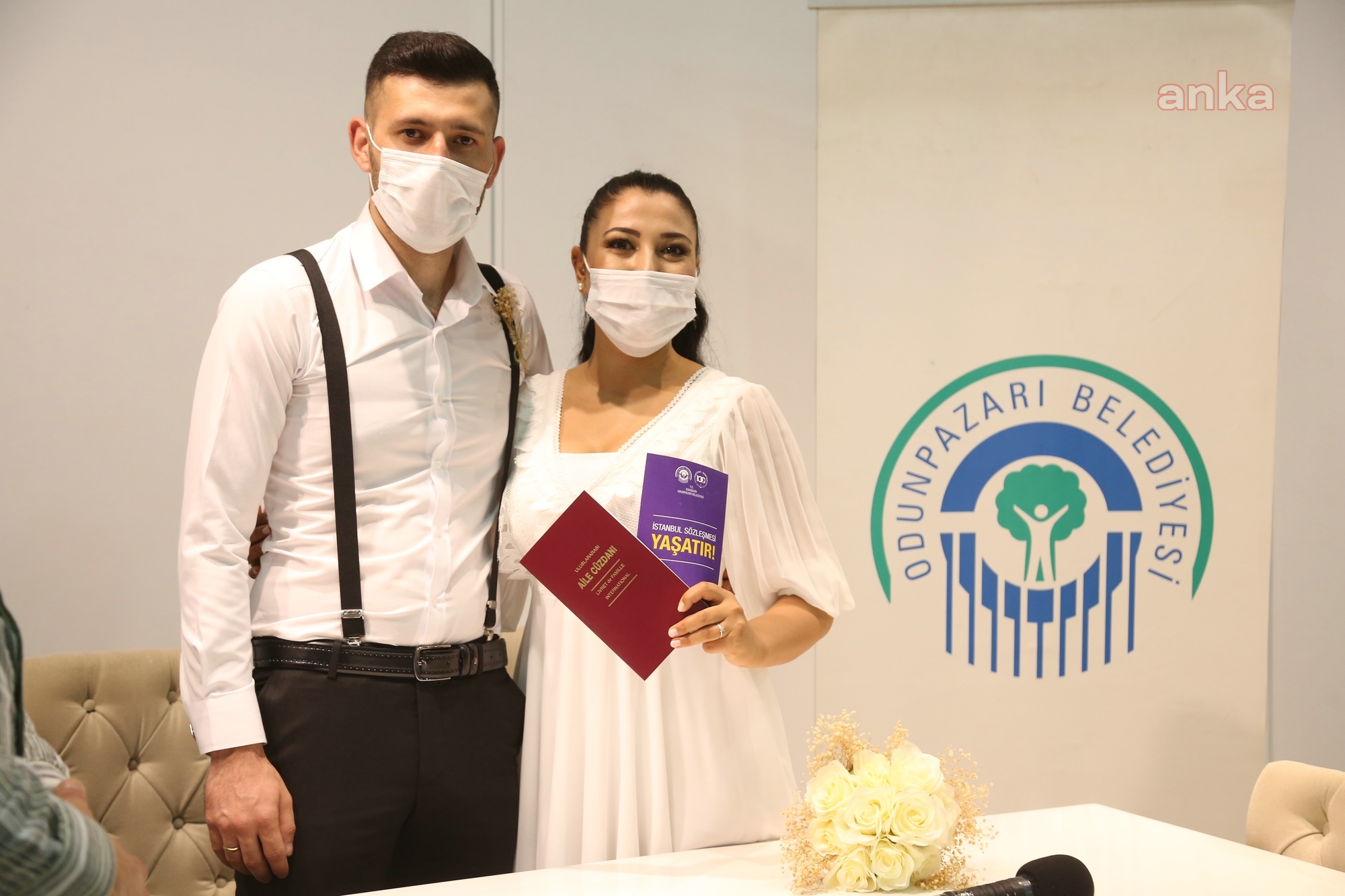 ODUNPAZARI BELEDİYESİ NİKAH CÜZDANININ YANINDA İSTANBUL SÖZLEŞMESİ VERİYOR