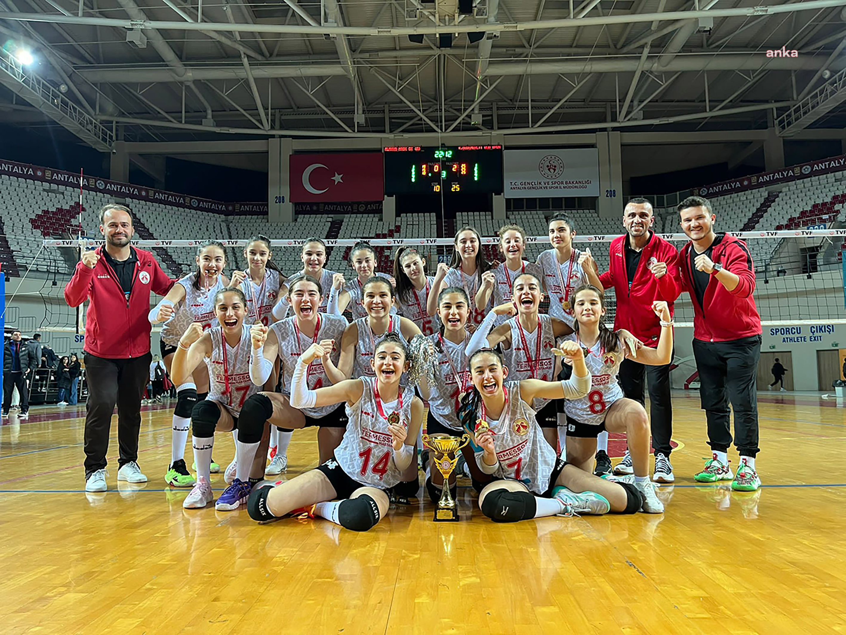 DÖŞEMEALTI BELEDİYESİ KADIN VOLEYBOL TAKIMI, ‘MİNİ KIZLAR’ KATEGORİSİNDE ANTALYA ŞAMPİYONU OLDU