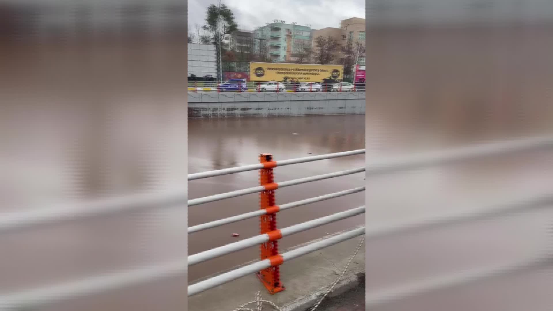 AZİZ AYDINLIK'TAN SEL FELAKETİNE İLİŞKİN AÇIKLAMA: “SABAHTAN BERİ HEM VALİLİK HEM AFAD HEM DE BELEDİYE BURADA İKİ TANE SU MOTORU ÇALIŞTIRAMIYOR”