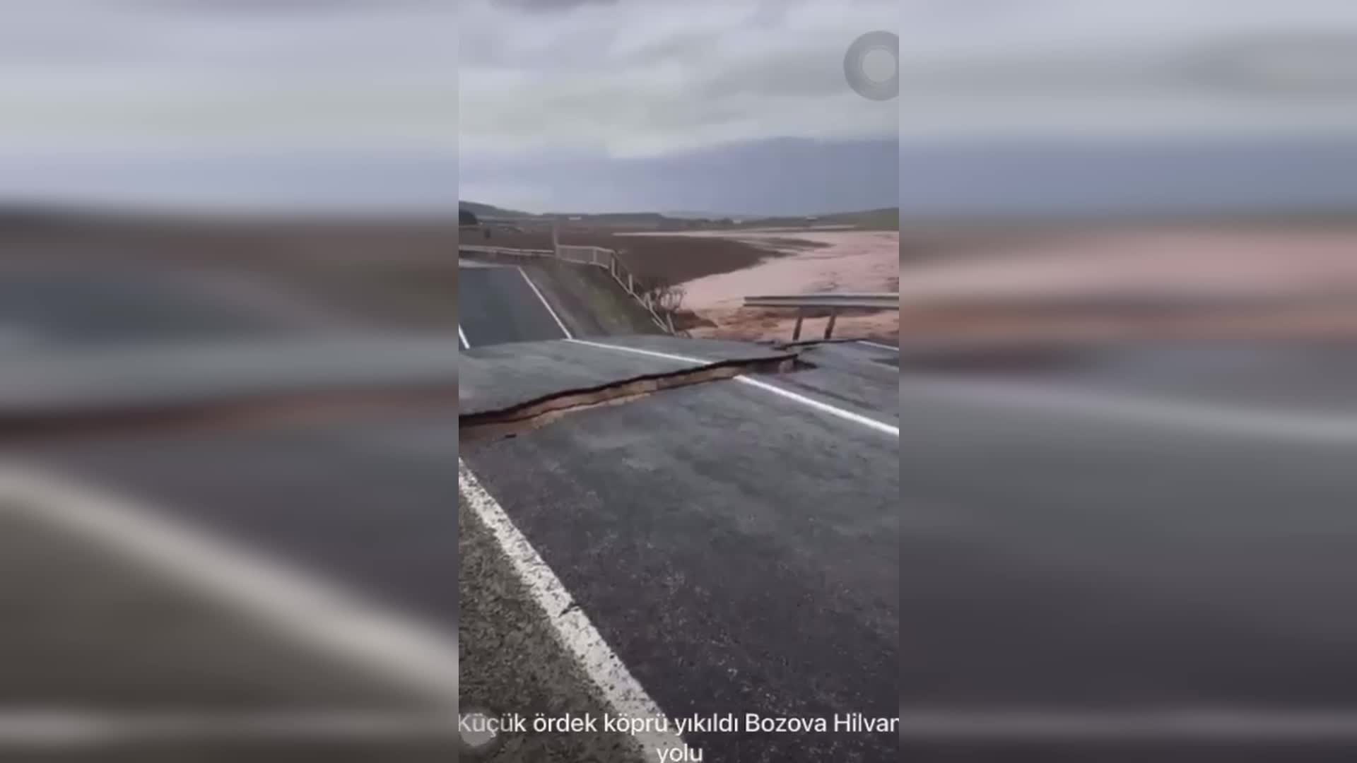 ŞANLIURFA'DA BİR KÖPRÜ SEL SULARI NEDENİYLE YIKILDI