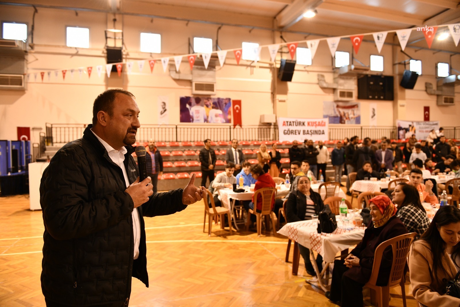 ÇİĞLİ BELEDİYE BAŞKANI GÜMRÜKÇÜ DAYANIŞMA GÖNÜLLÜSÜ GENÇLERLE BULUŞTU