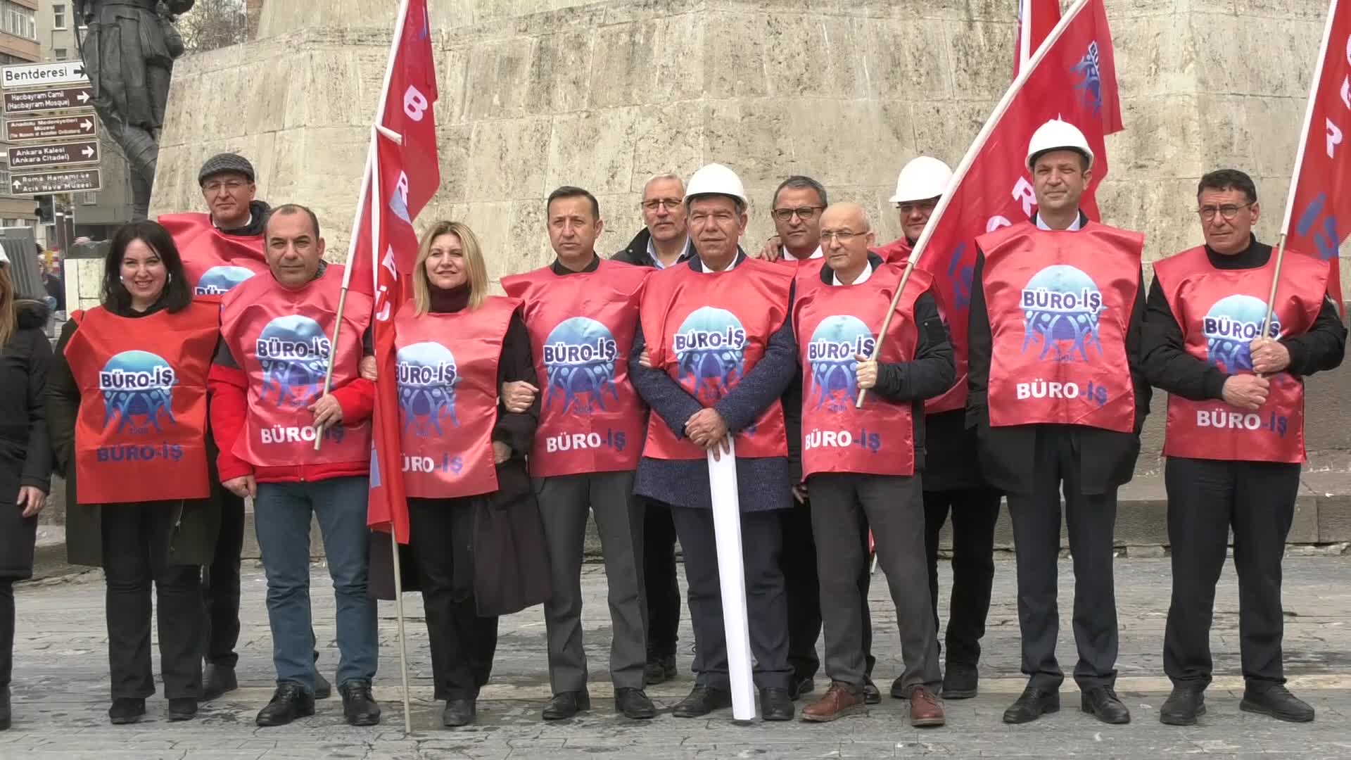 BÜRO İŞ SENDİKASI'NDAN BARET İÇİNDE BORDRO YAKMA EYLEMİ: MEMURUN TALEPLERİNİ KARŞILAMAZSANIZ 14 MAYIS’TA SANDIKTA HESAP SORACAĞIZ