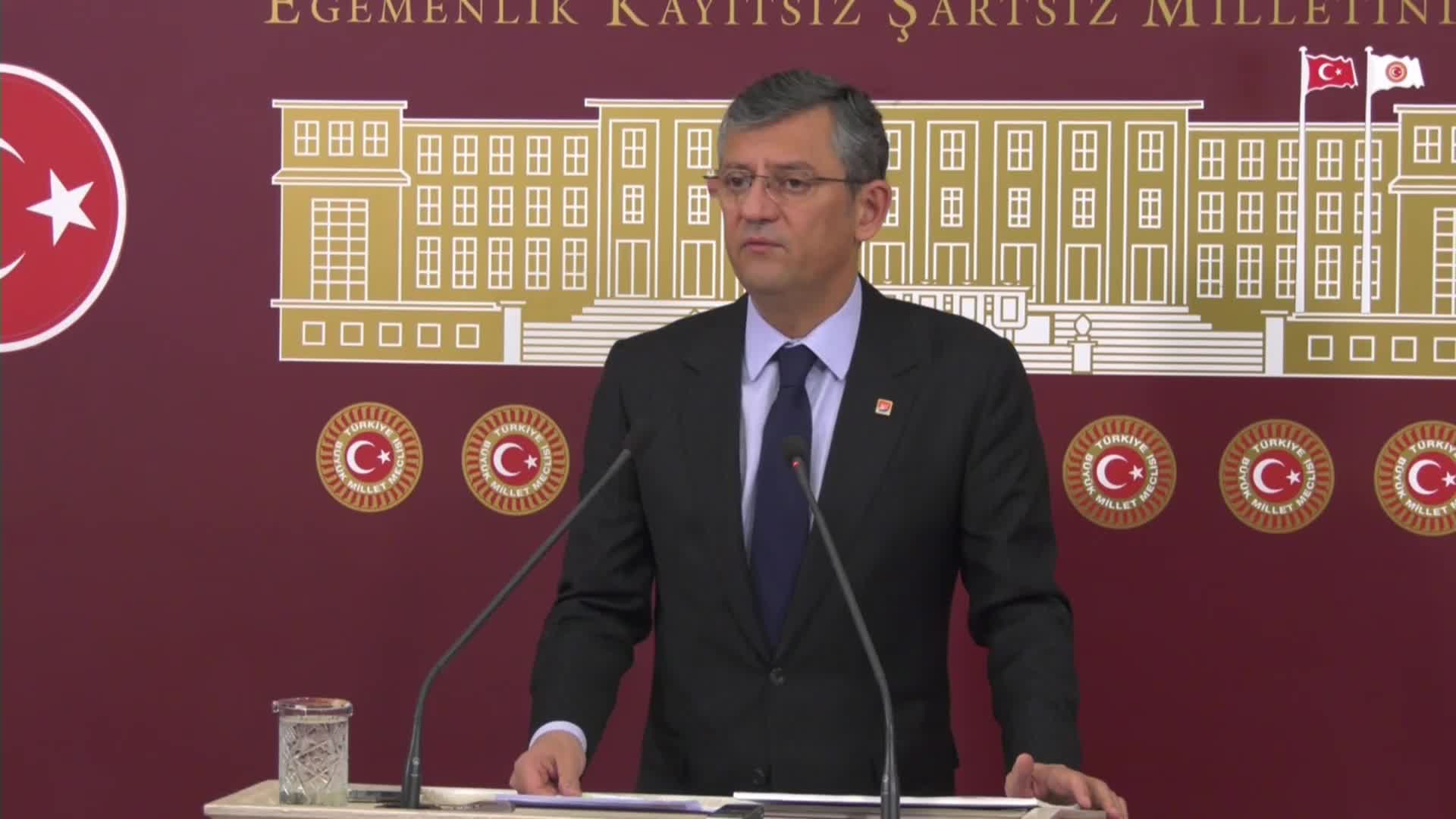 ÖZGÜR ÖZEL: DEPREMZEDELERİN EVLERİ YANLIŞ YERE YAPILMIŞTI; ŞİMDİ GÖRÜYORUZ, ÇADIRLARI DA YANLIŞ YERE KURULMUŞ