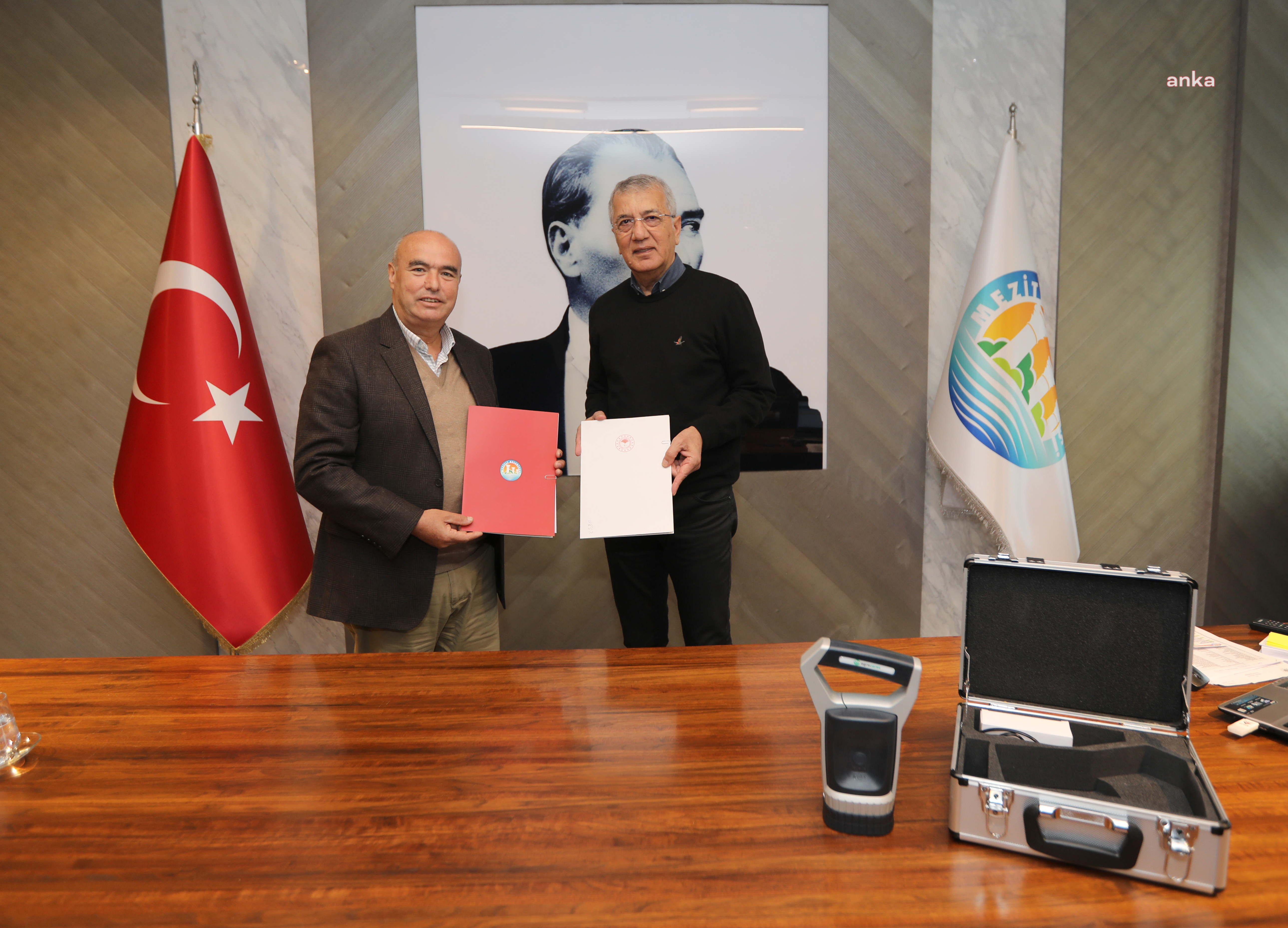 MEZİTLİ BELEDİYE BAŞKANI TARHAN, ÜRETİCİLERE TOPRAK ANALİZ CİHAZI HEDİYE ETTİ