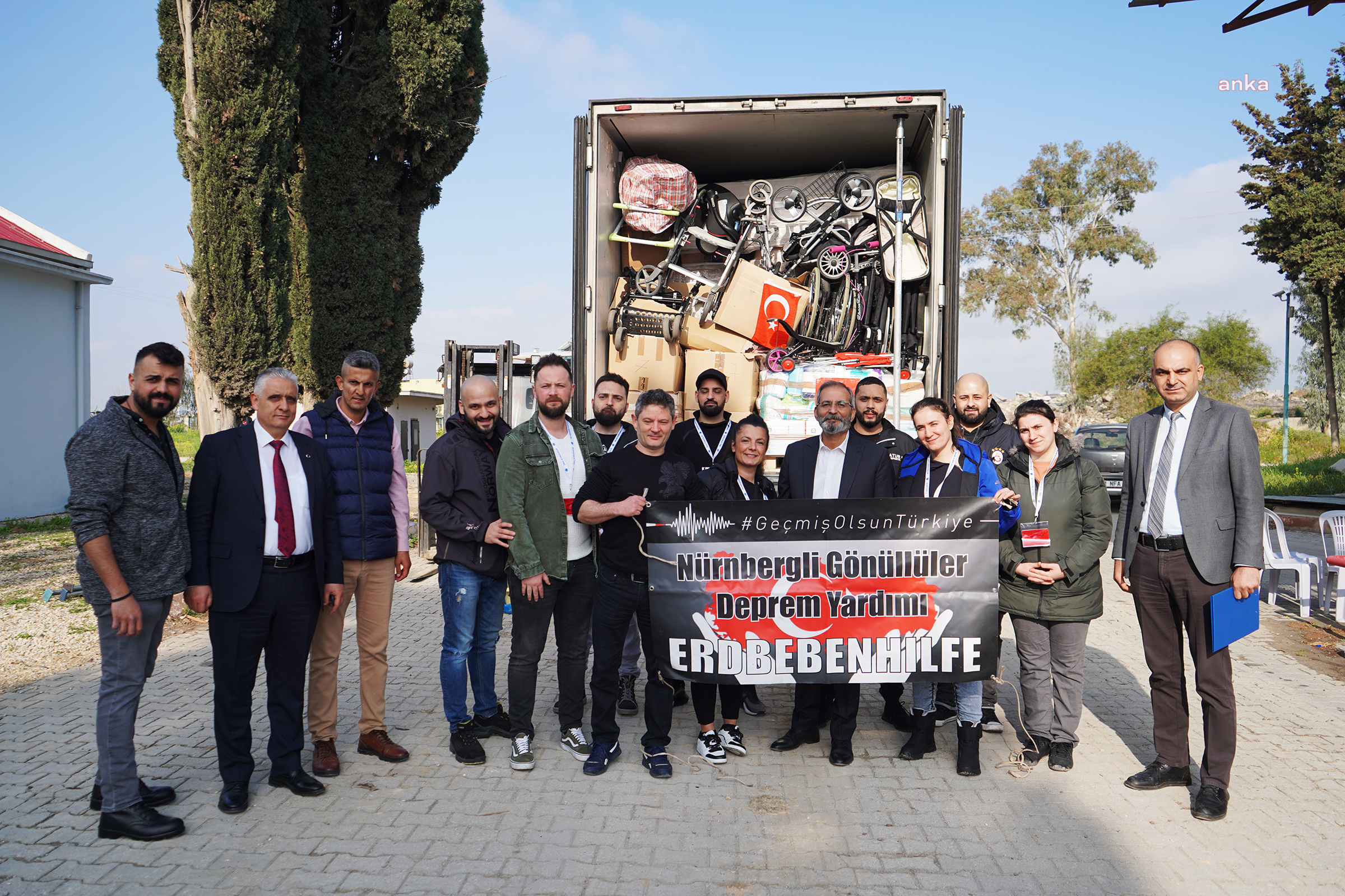 NÜRNBERGLİ GÖNÜLLÜLER, DEPREMZEDELERE ULAŞTIRILMAK ÜZERE TARSUS BELEDİYESİ’NE 2 TIR YARDIM MALZEMESİ GÖNDERDİ