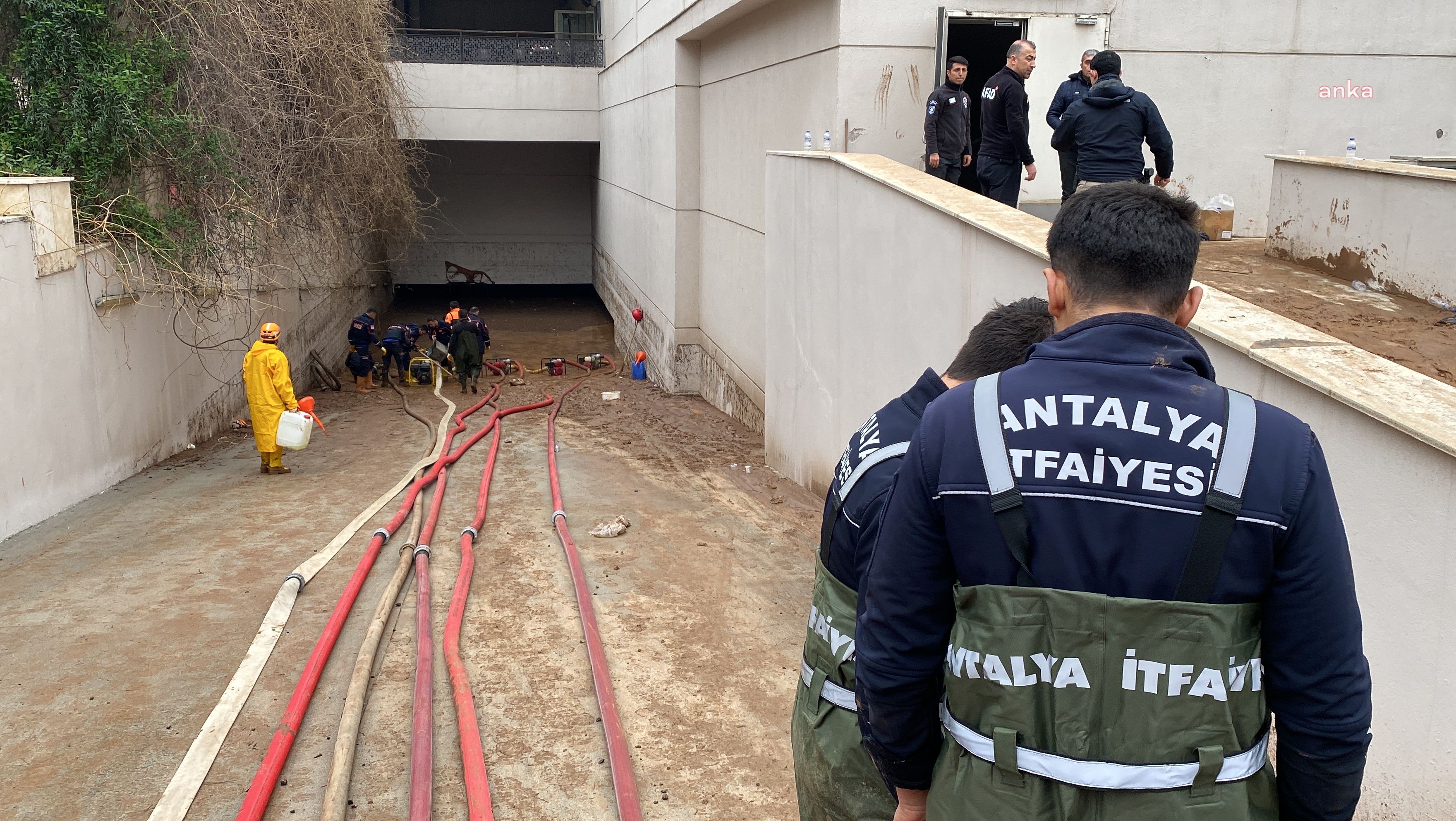 ANTALYA BÜYÜKŞEHİR BELEDİYESİ İTFAİYESİ, ŞANLIURFA’DA SU TAHLİYE ÇALIŞMALARINA DESTEK VERİYOR