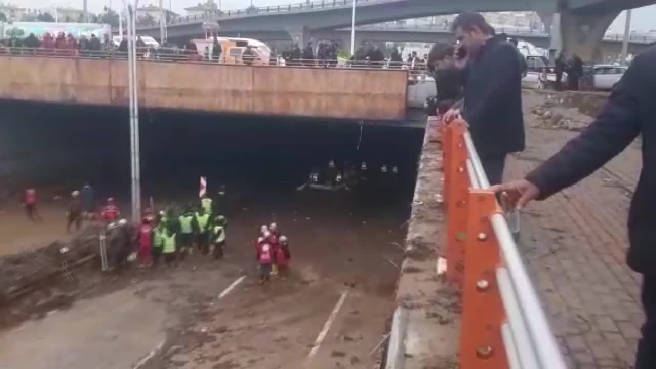 AZİZ AYDINLIK: “HALA 9 SAATTİR BURADAKİ VATANDAŞIMIZ ÇAMUR ALTINDA BEKLİYOR”