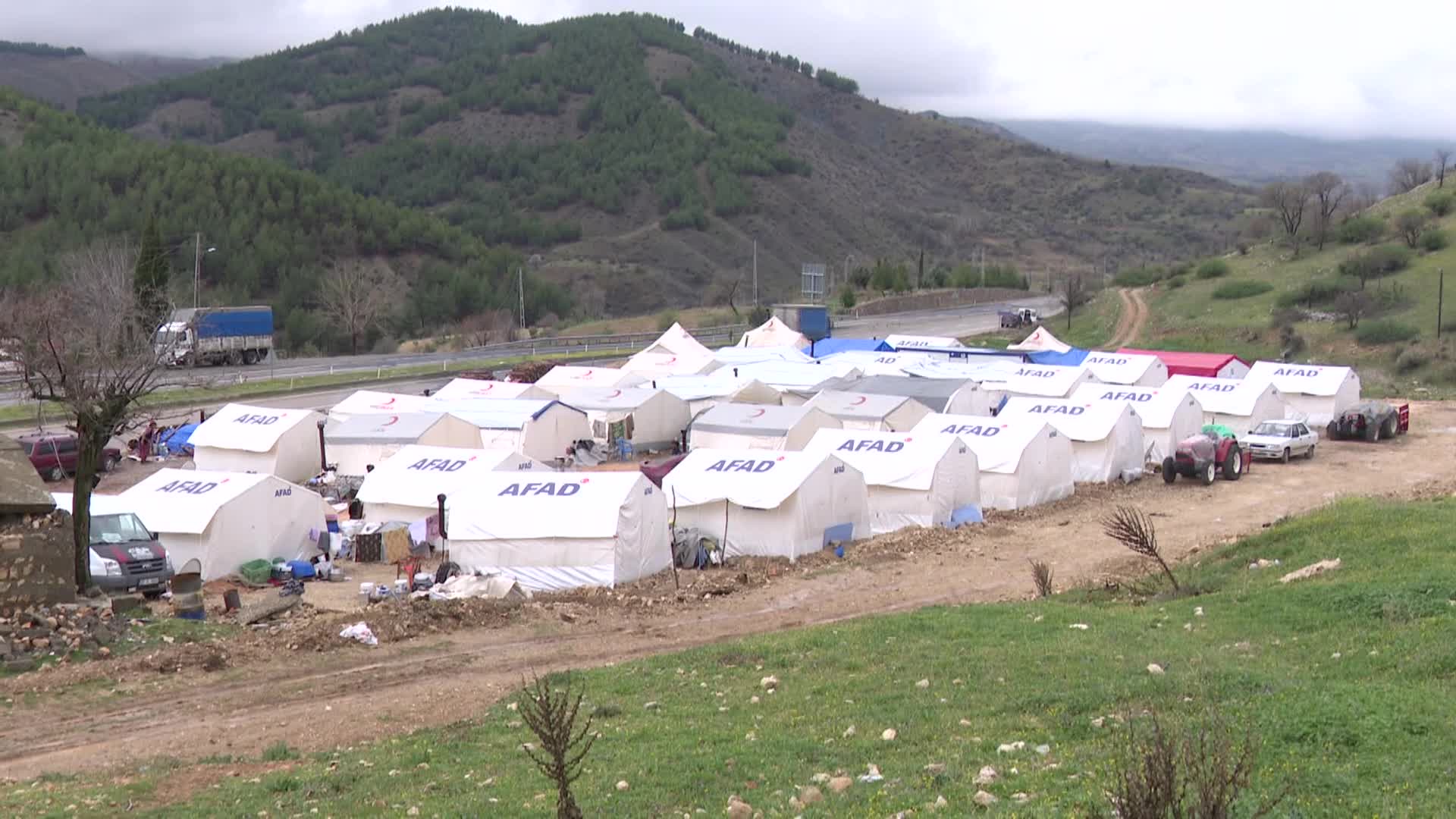 ADIYAMAN’IN BESNİ İLÇESİNDE SEL FELAKETİNE, DEPREMDEN SONRA KURULAN ÇADIRKENTTE YAKALANAN YURTTAŞ: “ARKA TARAFTA DERE VARDI. DERE DOLMUŞ, ÖNÜ KAPANMIŞ… DEPREMDEN GİTMEDİK, SELDEN GİDECEKTİK”