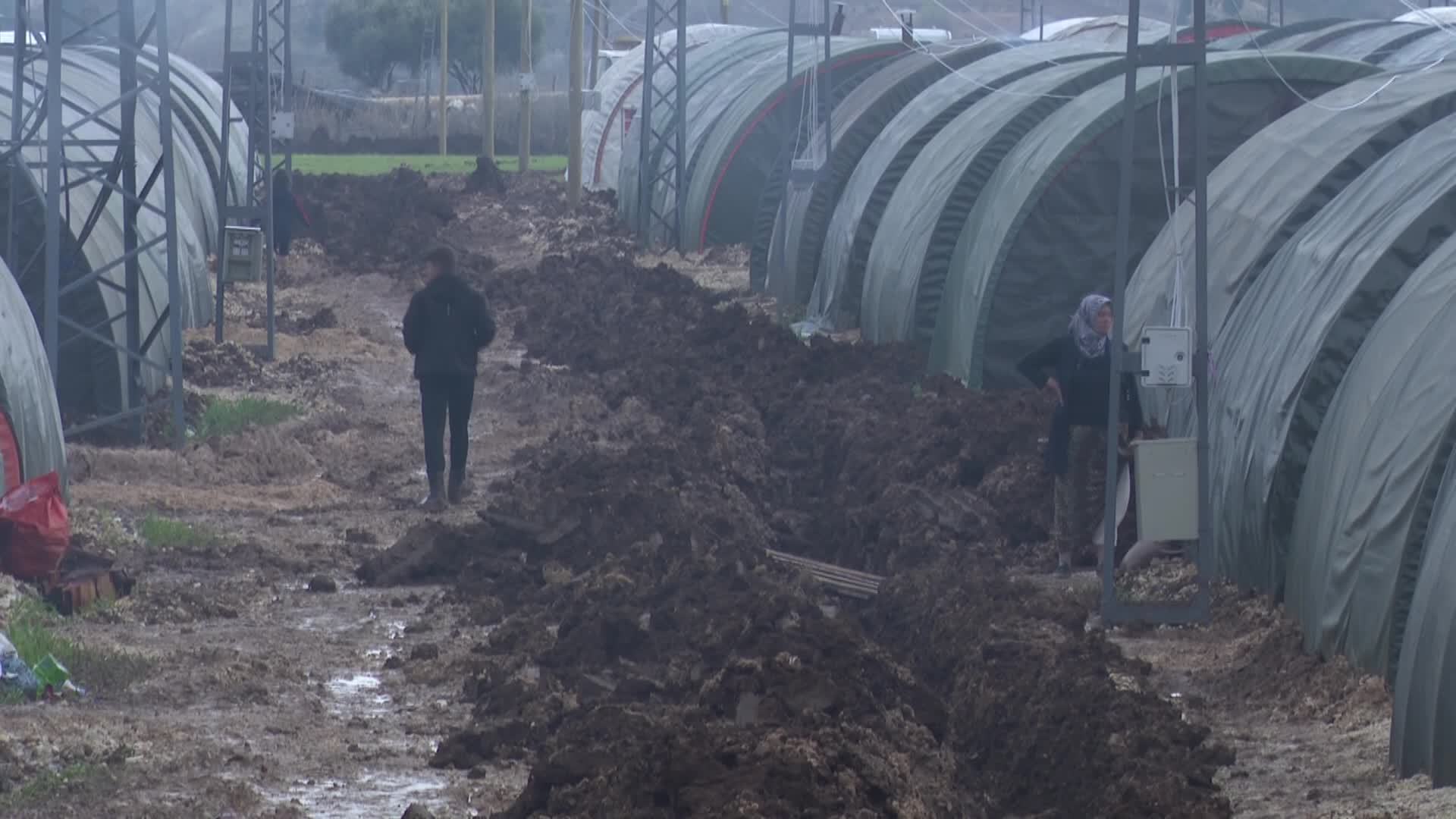 ADIYAMAN'DA ÇADIRI SU İÇİNDE KALAN DEPREMZEDE: “CUMHURBAŞKANI HİÇ BAKMIYOR. ŞİMDİYE KADAR DA OYUMU VERİYORUM FAKAT BUNDAN SONRA DA ARTIK BİR ŞEY DİYEMİYORUM. YANLIŞ YAPIYOR”