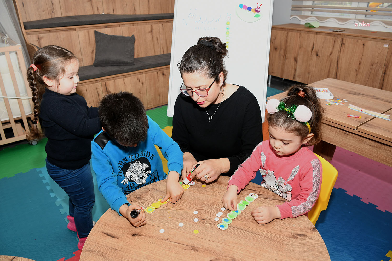 KUŞADASI BELEDİYESİ ANNE-BABA ÇOCUK EĞİTİM MERKEZİ’NDE ÇOCUKLAR EĞLENEREK ÖĞRENİYOR