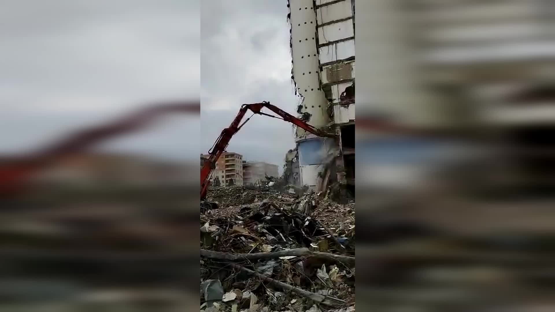DİYARBAKIR'DA 89 KİŞİYE MEZAR OLAN DİYAR GALERİA'NIN YIKIMI TAMAMLANDI