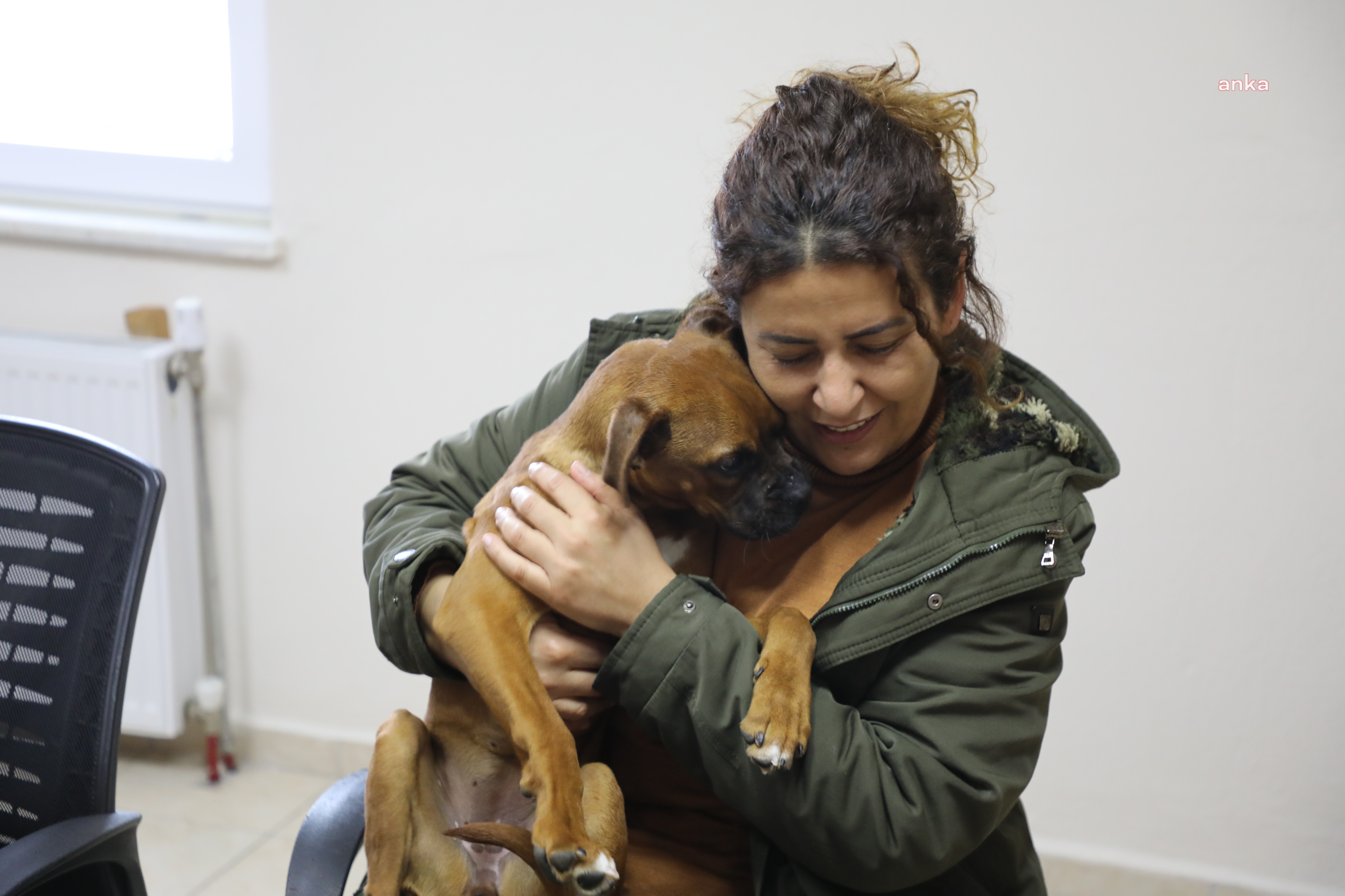 MUĞLA BÜYÜKŞEHİR BELEDİYESİ, DEPREMZEDE AİLEYLE KÖPEK ‘KÖFTE’Yİ BULUŞTURDU