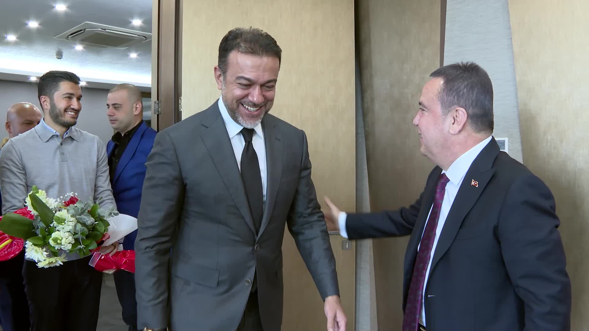 ANTALYASPOR’UN YENİ BAŞKANI SABRİ GÜLEL’DEN BÜYÜKŞEHİR BELEDİYE BAŞKANI BÖCEK’E ZİYARET
