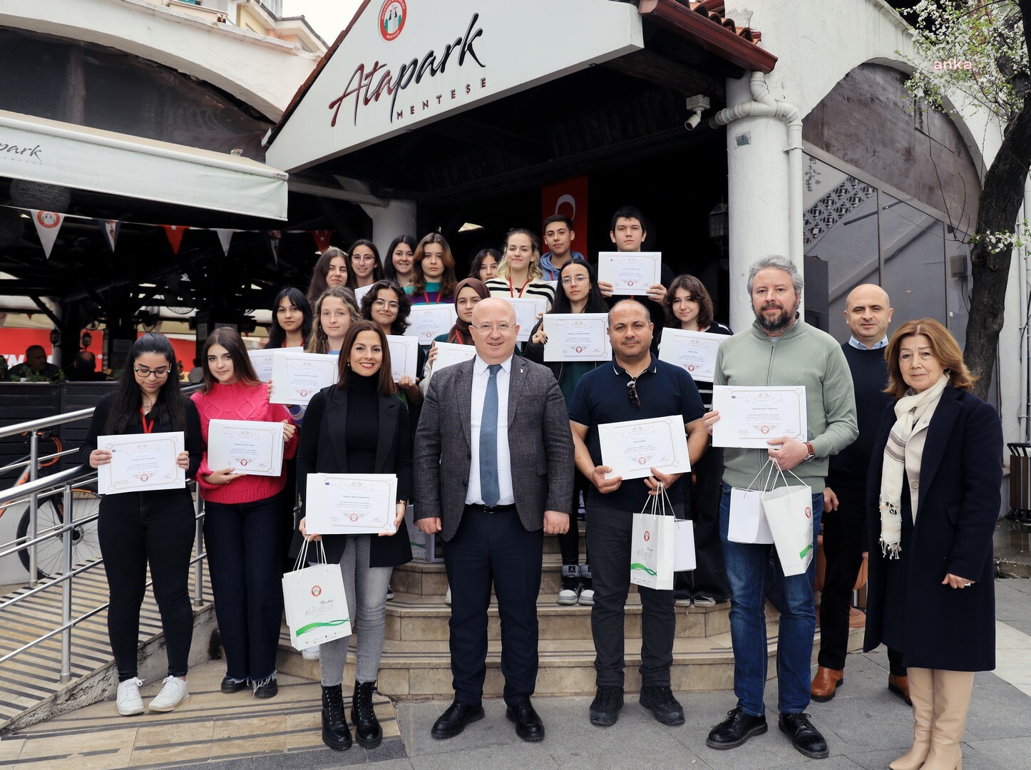 MENTEŞE BELEDİYESİ, ERASMUS PROJESİYLE İLÇEYE GELEN İSPANYOL ÖĞRENCİLERİ ATAPARK’TA AĞIRLADI