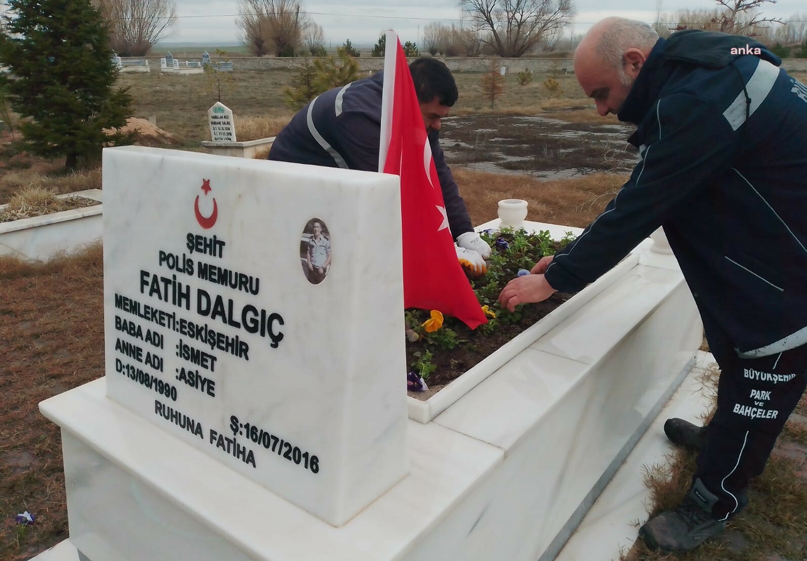 ESKİŞEHİR'DE ŞEHİT MEZARLARI ÇİÇEKLERLE DONATILDI