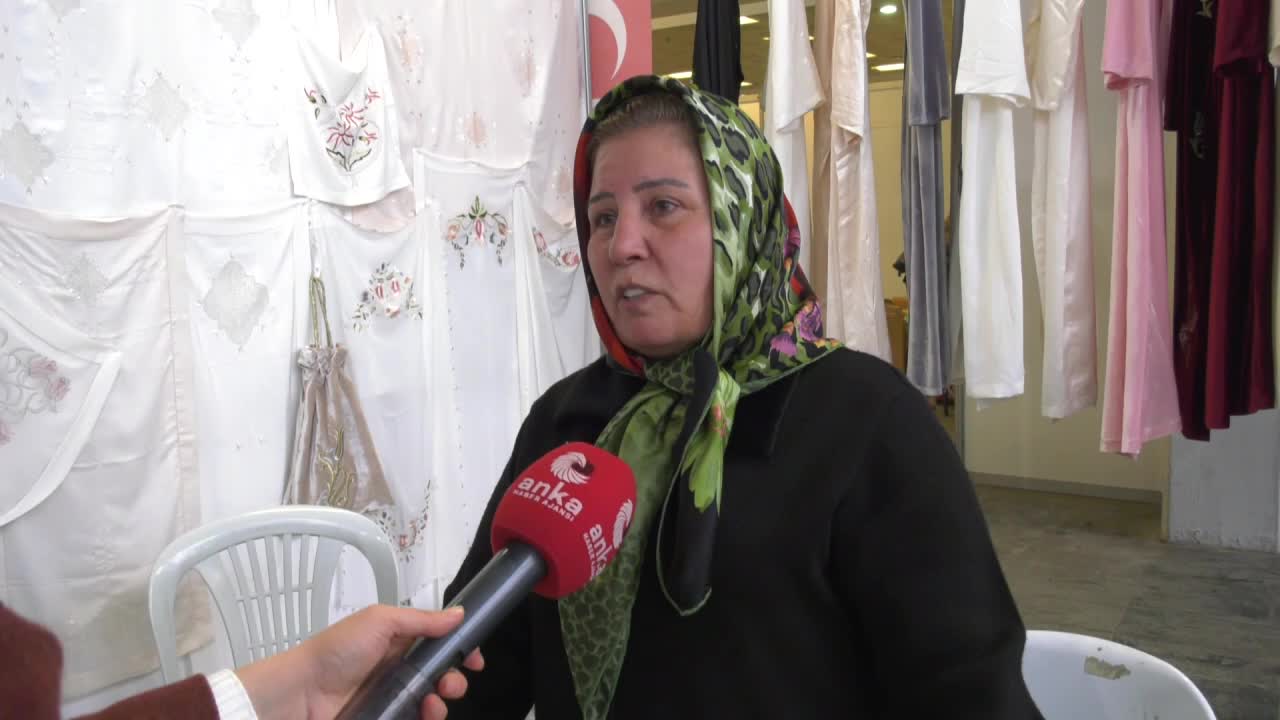 ENKAZDAN KURTARDIĞI ÜRÜNLERİNİ ANKARA’DA SATMAYA ÇALIŞAN KAHRAMANMARAŞLI DEPREMZEDE: “KREDİ KARTIM 6 AY ERTELENDİ. 6 AY SONRA NASIL ÖDEYECEĞİM? BURADA DA BU SAATE KADAR HİÇBİR ŞEY SATMADIM”