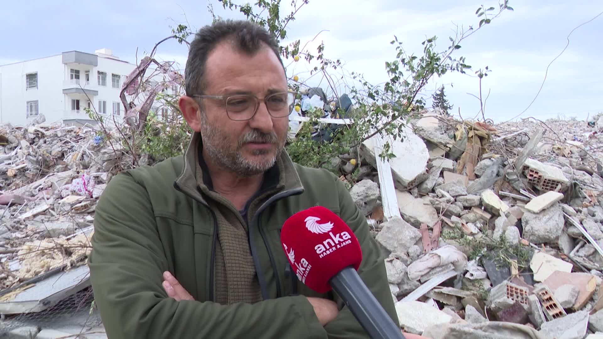 İSKENDERUN’DA GÖNÜLLÜLERİN YARDIM ÇADIRLARI KAYMAKAMLIK TALİMATIYLA BOŞALTILDI: “OYUNCAKLARIN ALELACELE DIŞARI ATILMASI GİBİ ŞEYLERLE KARŞI KARŞIYA KALDIK”