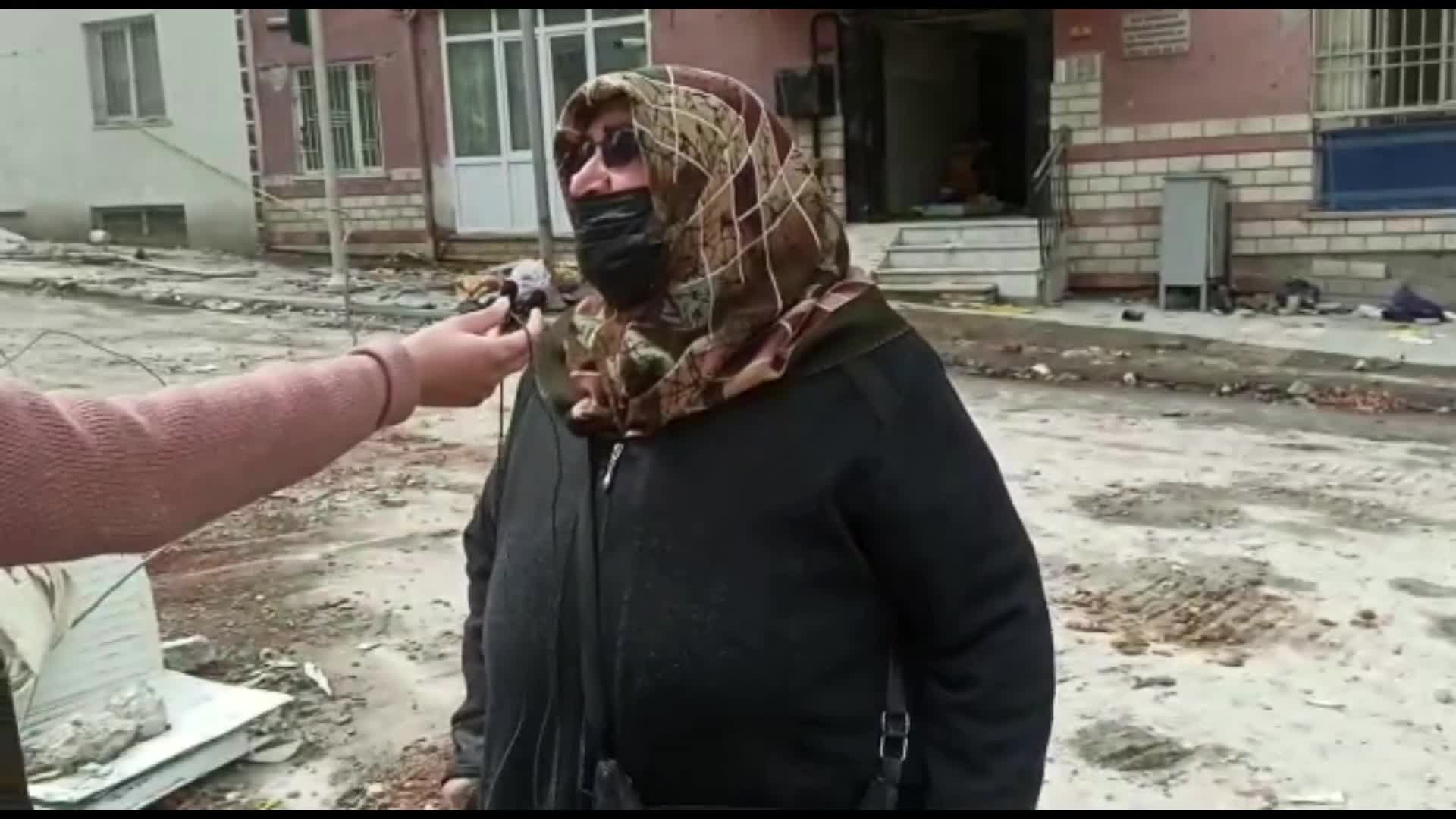 MALATYA'DA EVİ YIKILAN DEPREMZEDE: "SADECE ALBÜMLERİ BULABİLİRSEK DİYE GELDİK... BURANIN KOLONLARINI KESMİŞLER"