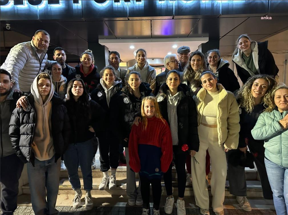 BURHANİYE BELEDİYESİ, KADIN BASKETBOL TAKIMINI FİNALLERE UĞURLADI