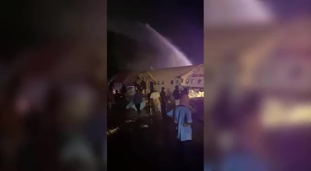HİNDİSTAN'DA YOLCU UÇAĞI PİSTTEN ÇIKARAK İKİYE AYRILDI: EN AZ 2 ÖLÜ, 35 YARALI