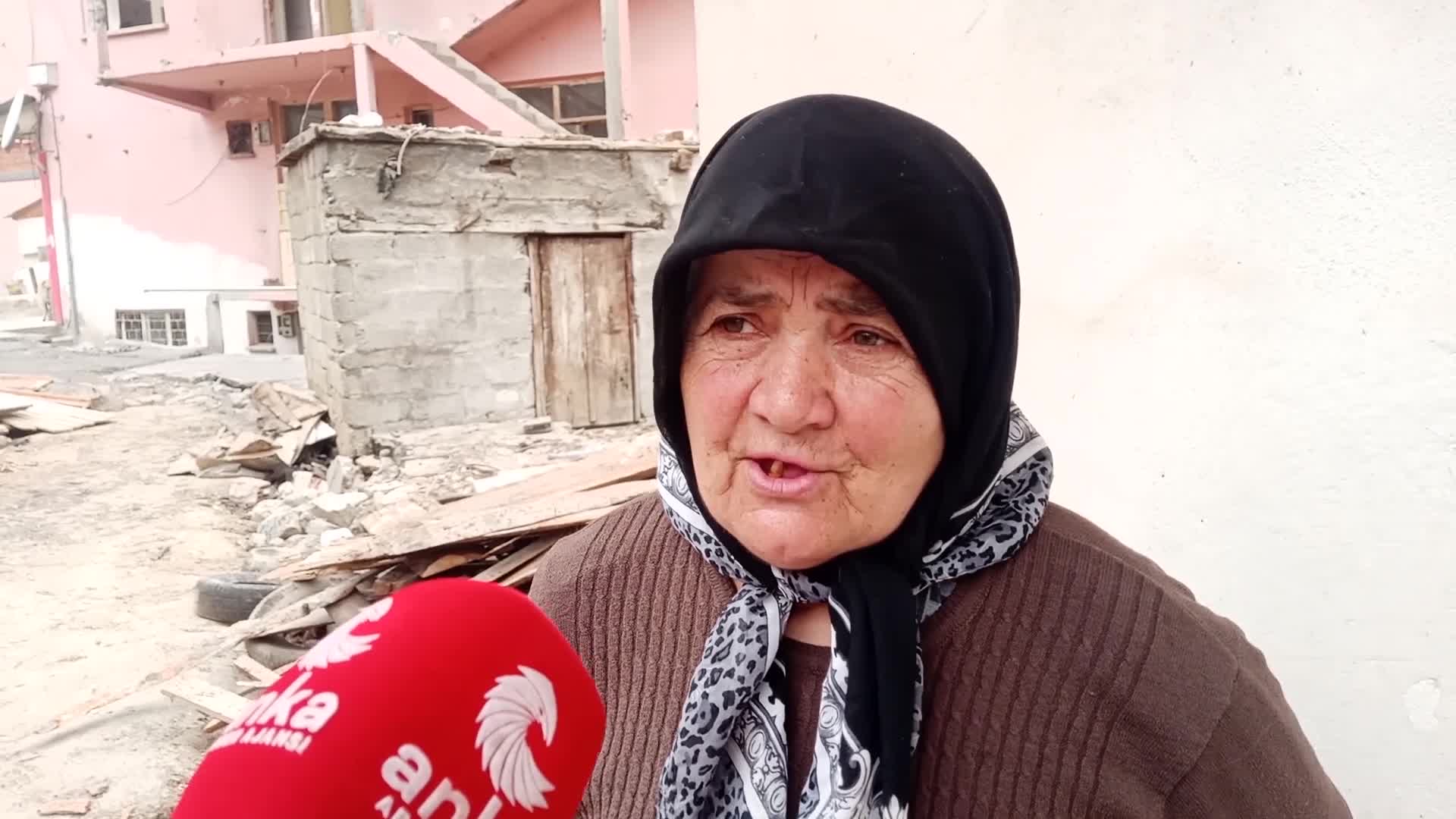 ARTVİN'NDEKİ YUSUFELİ BARAJI NEDENİYLE EVSİZ KALAN VATANDAŞ: "SU GELDİ, KAPIMIZA KADAR DAYANDI"