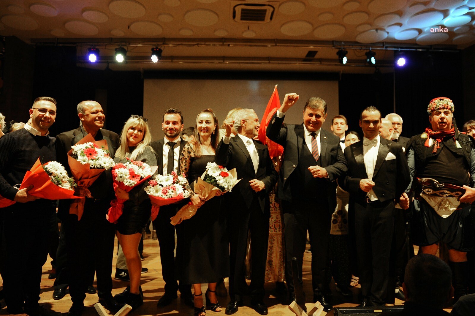 KARŞIYAKA’DA 18 MART’A ÖZEL PROGRAM: ‘BİR ULUSUN DOĞUŞU’ SAHNELENDİ