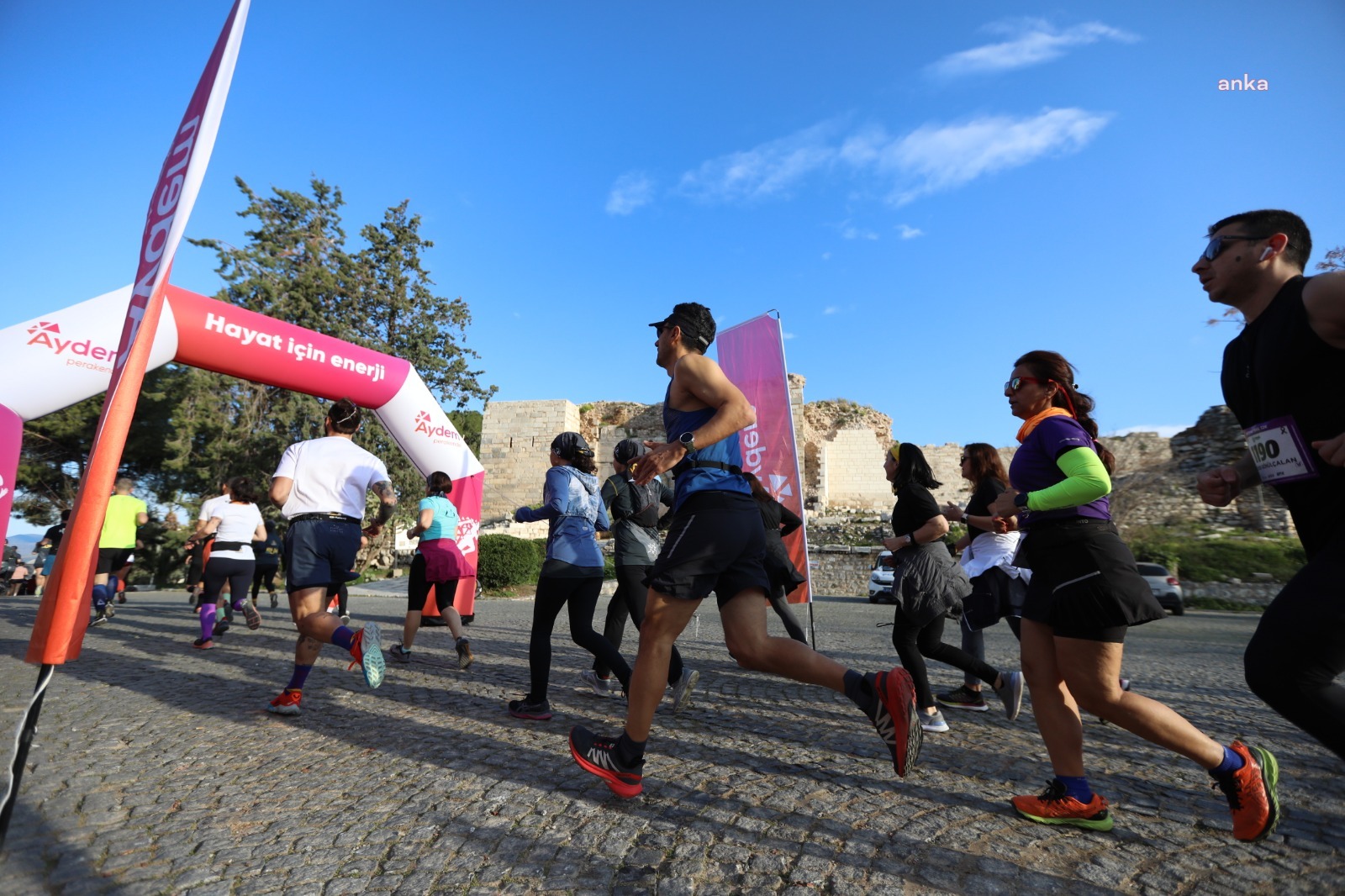 EFES ULTRA MARATON KOŞULDU: SPORCULAR PLAKETLERİNİ DEPREMZEDELER İÇİN BAĞIŞLADI