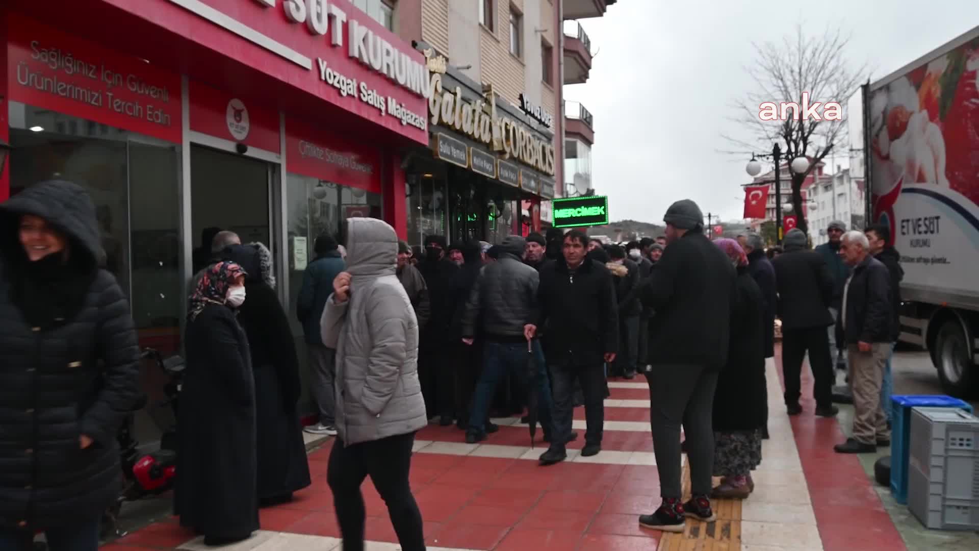YOZGAT'TA ET VE SÜT KURUMU'NUN SATIŞ MAĞAZASI ÖNÜNDEKİ UCUZ ET KUYRUĞU RAMAZAN ÖNCESİNDE DAHA DA UZADI
