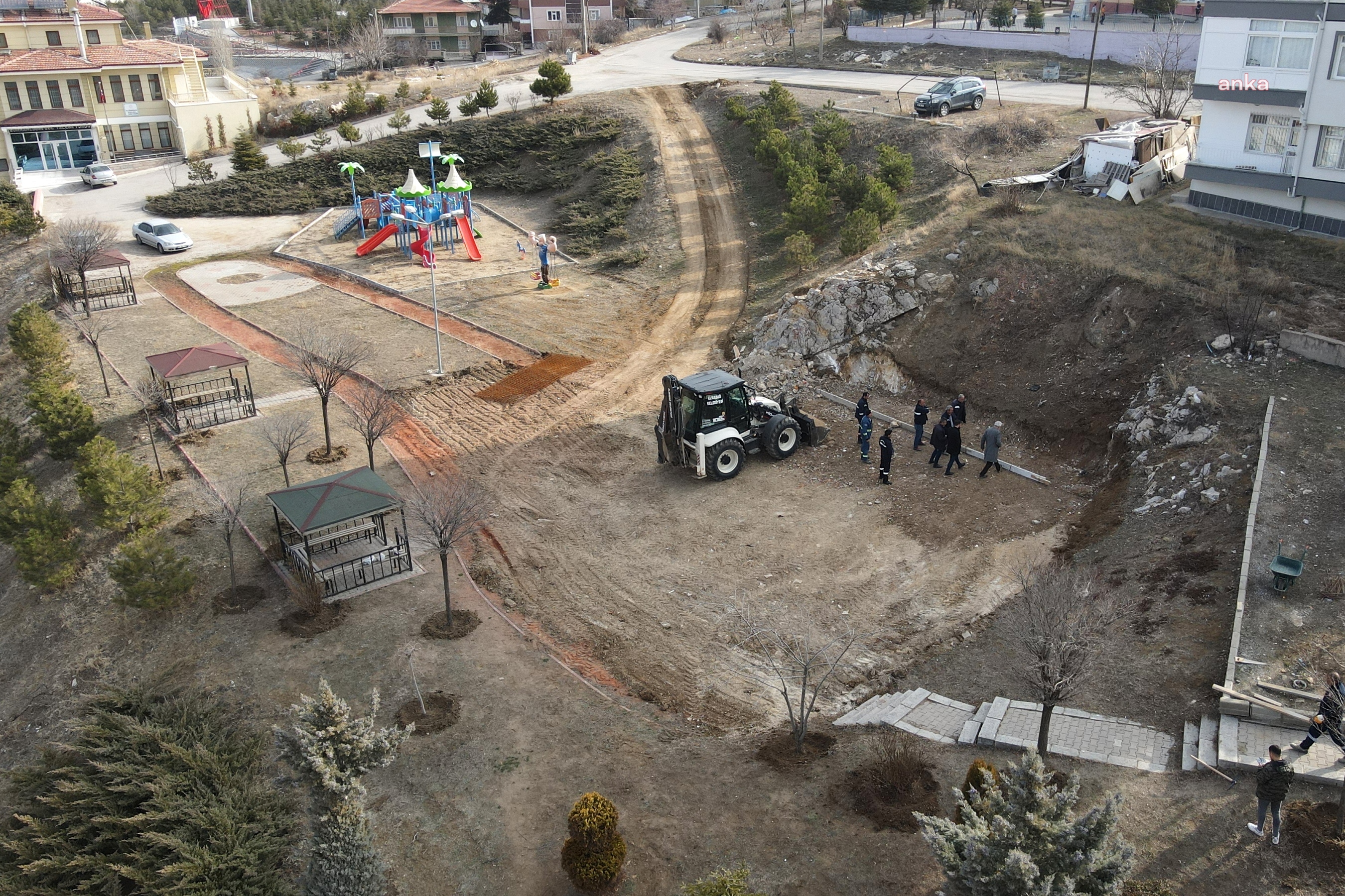 ELMADAĞ BELEDİYESİ’NDEN ONUR KARAKÜLAH PARKI’NDA YENİLEME ÇALIŞMASI
