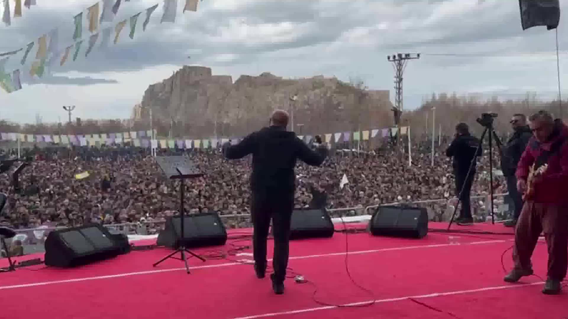 VAN'DA NEVRUZ KUTLAMALARINA KATILAN HAKKI SARUHAN OLUÇ: "BU NEVRUZ İKTİDARI DEĞİŞTİRME NEVRUZ'UDUR"