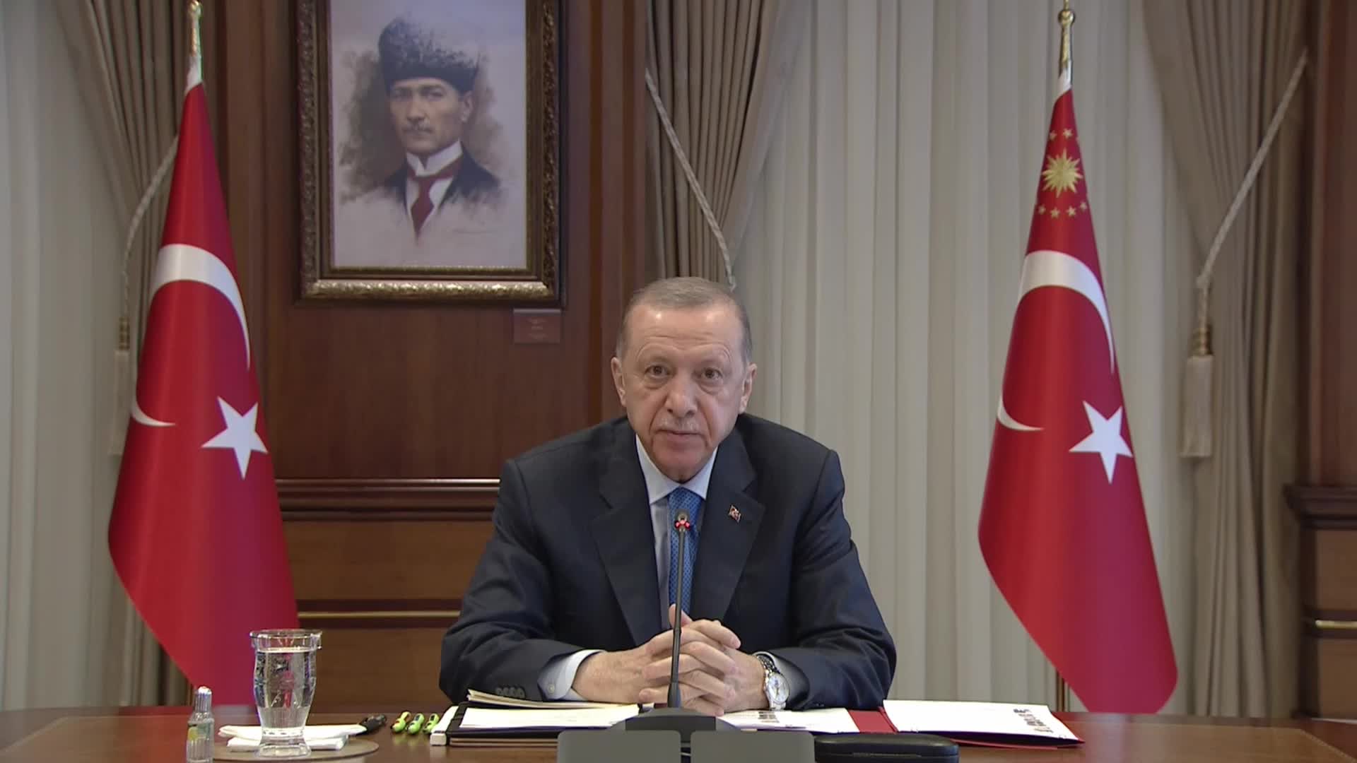 ERDOĞAN: "DEPREMİN YOL AÇTIĞI YIKIMIN MALİYETİNİN YAKLAŞIK 104 MİLYAR DOLARI BULACAĞI ANLAŞILIYOR. BU ÇAPTA BİR AFETLE HİÇBİR ÜLKENİN TEK BAŞINA MÜCADELE ETMESİ MÜMKÜN DEĞİLDİR"