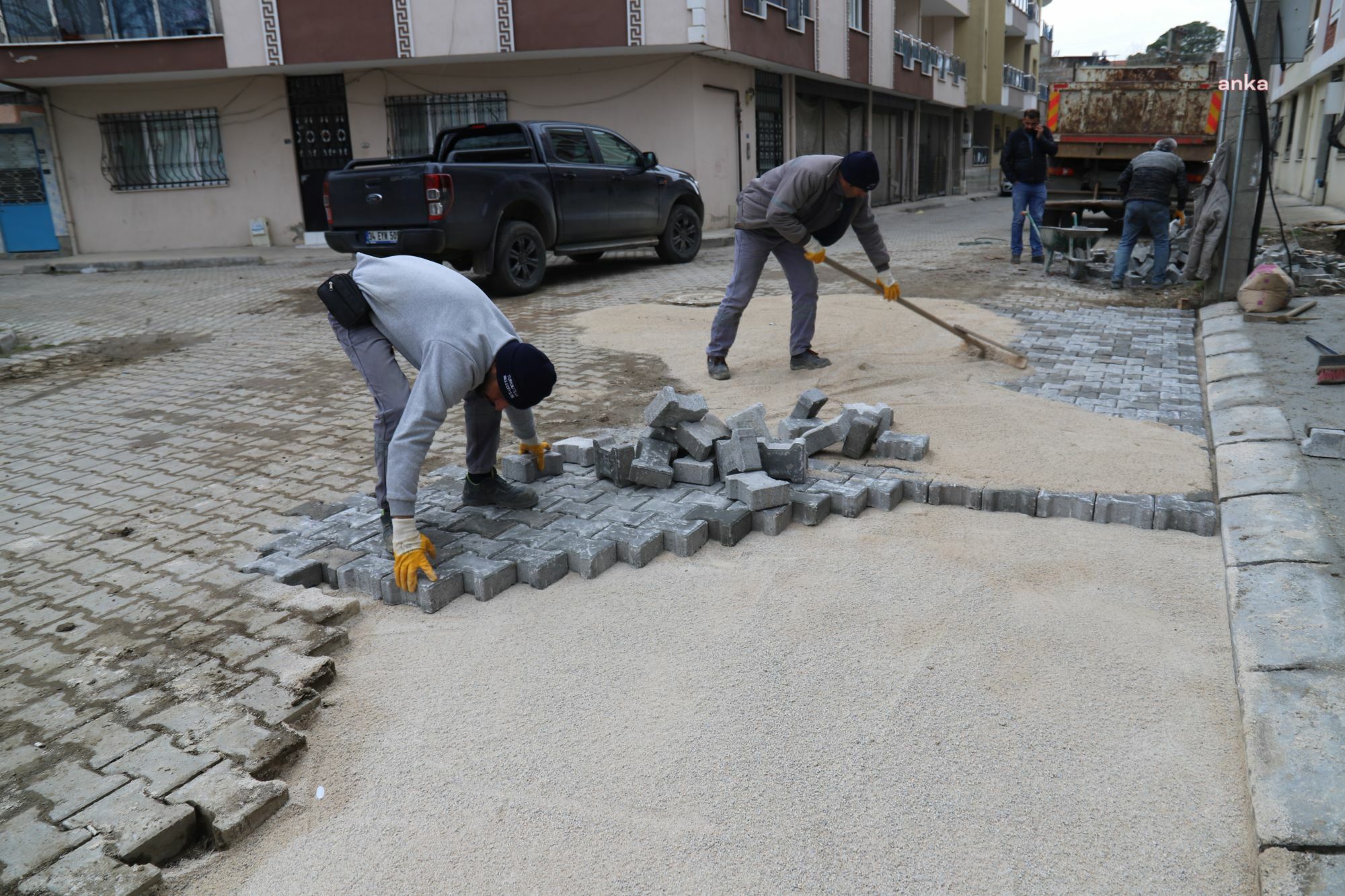 TURGUTLU BELEDİYESİ, YOĞUN KULLANIM NEDENİYLE BOZULAN YOLLARI ONARIYOR