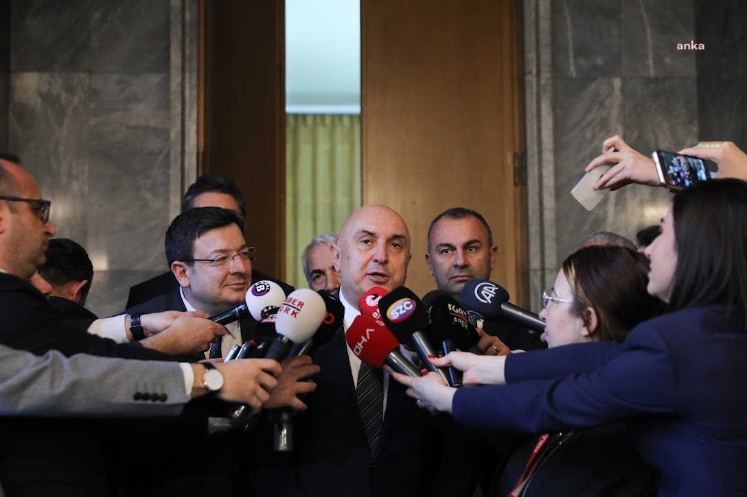 ENGİN ÖZKOÇ: “GRUBUMUZ KAPALI OLARAK BİR OTURUM YAPMIŞTIR. VE TÜRKİYE CUMHURİYETİ’NİN 13. CUMHURBAŞKANI ADAYI OLARAK, SAYIN KEMAL KILIÇDAROĞLU’NU OYBİRLİĞİ İLE ADAY GÖSTERMİŞTİR”