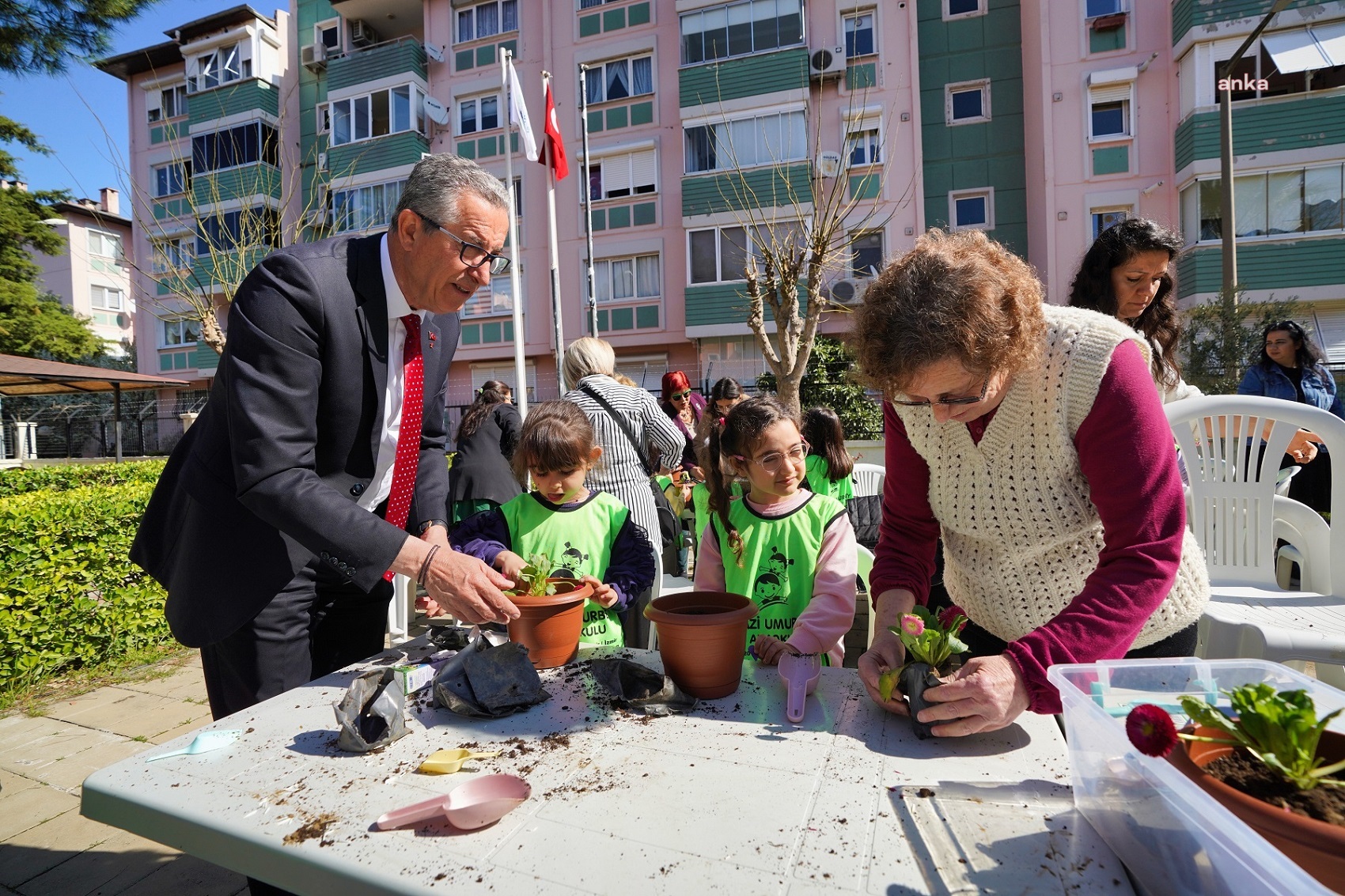 GAZİEMİR BELEDİYESİ, YAŞLILARA SAYGI HAFTASI’NDA FİDANLAR İLE ÇINARLARI ATA EVİ’NDE BULUŞTURDU