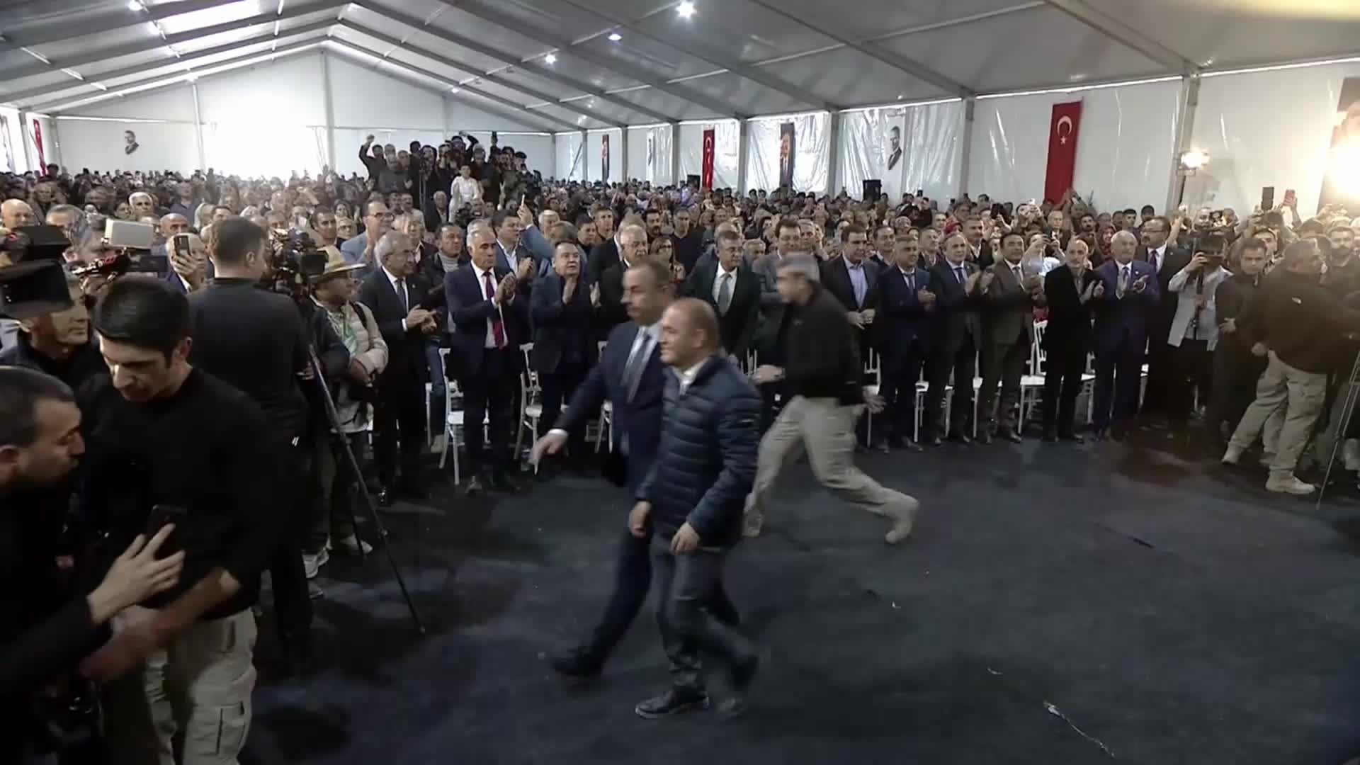KILIÇDAROĞLU, GAZİANTEP’TE: “NURDAĞI’NDAN SÖZ VERİYORUM. YIKILAN KİMİN EVİYSE, AHIRIYSA, BİNASIYSA… TAMAMI YAPILACAK, ANAHTARI TESLİM EDİLECEK, BEŞ KURUŞ PARA ALINMAYACAK”