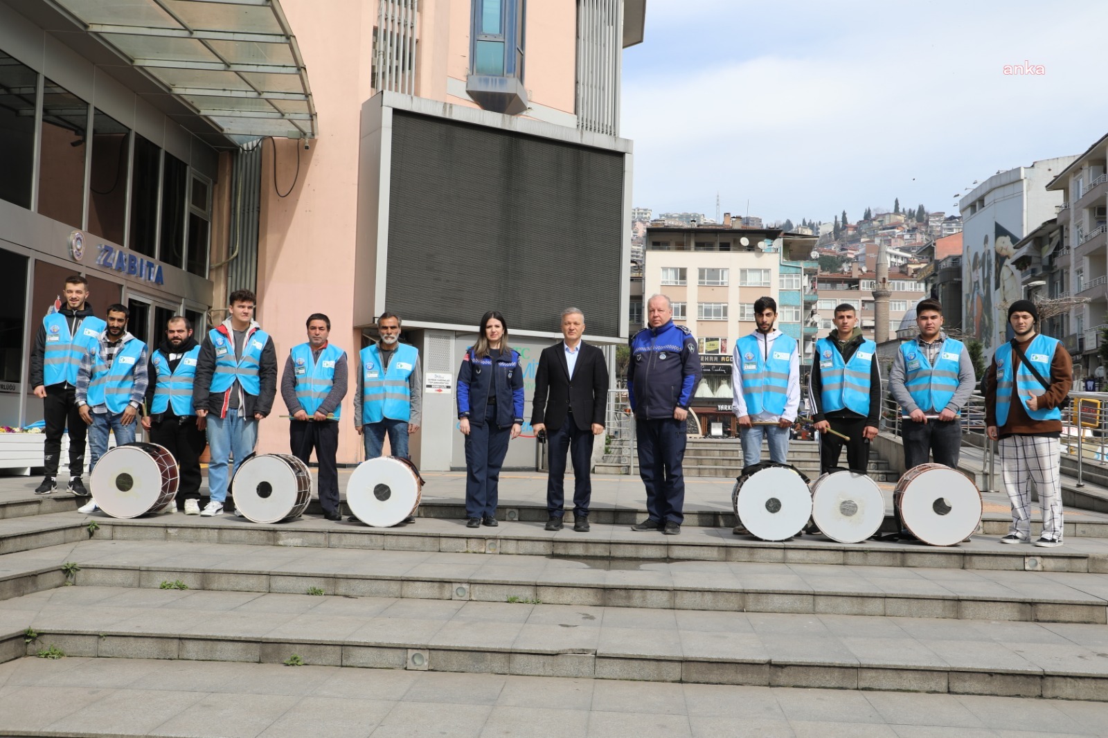 İZMİT BELEDİYESİ, RAMAZAN DAVULCULARINA ÖZEL KİMLİK KARTLARINI TESLİM ETTİ