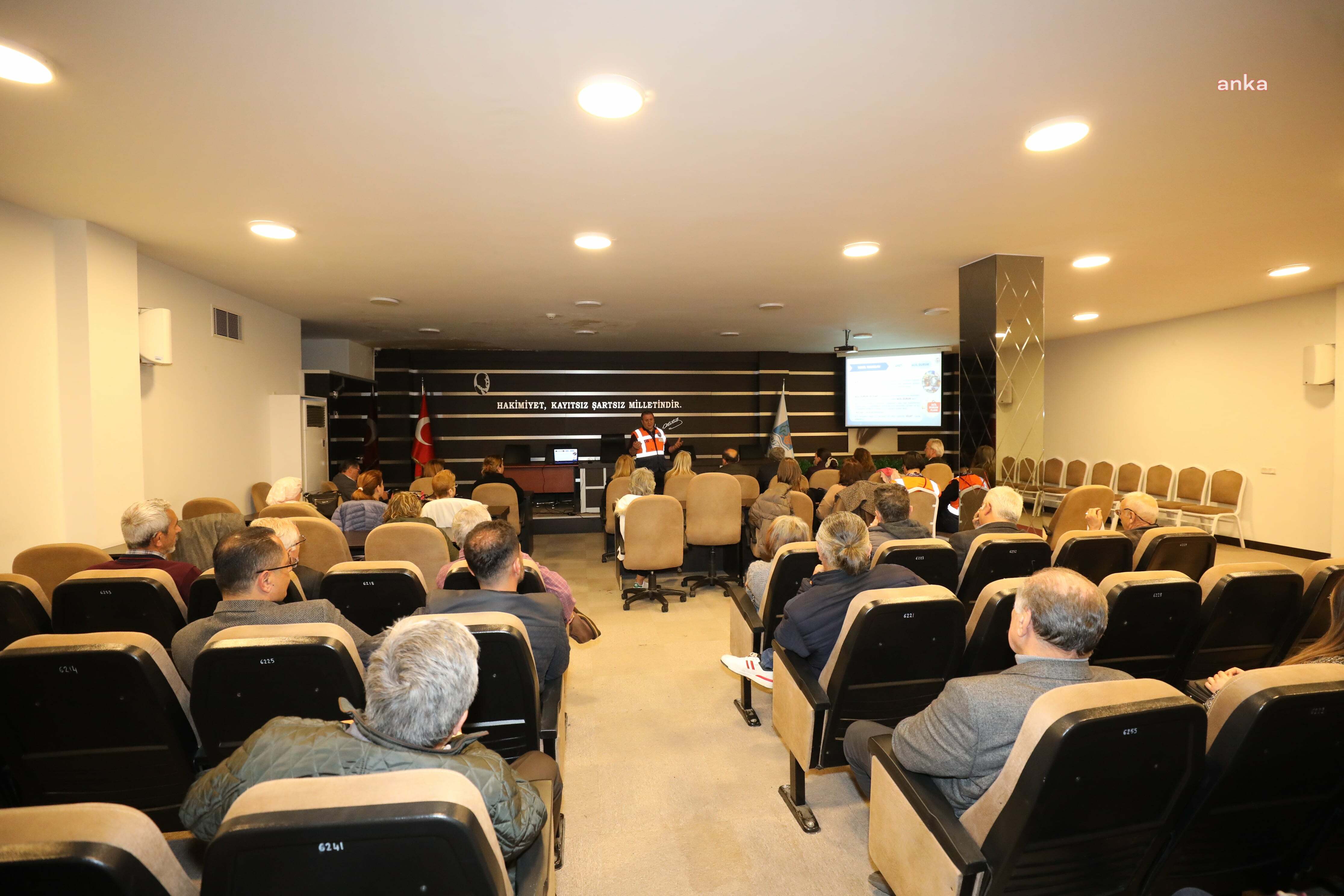NARLIDERE BELEDİYESİ AFETLERE KARŞI BİLGİLENDİRME TOPLANTISI DÜZENLEDİ