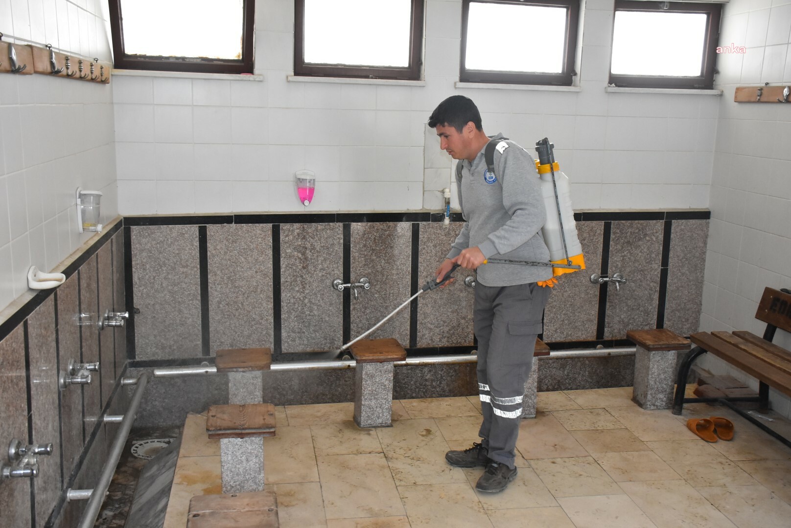 EDREMİT BELEDİYESİ EKİPLERİ, İBADETHANELERDE TEMİZLİK ÇALIŞMALARINI HIZLANDIRDI
